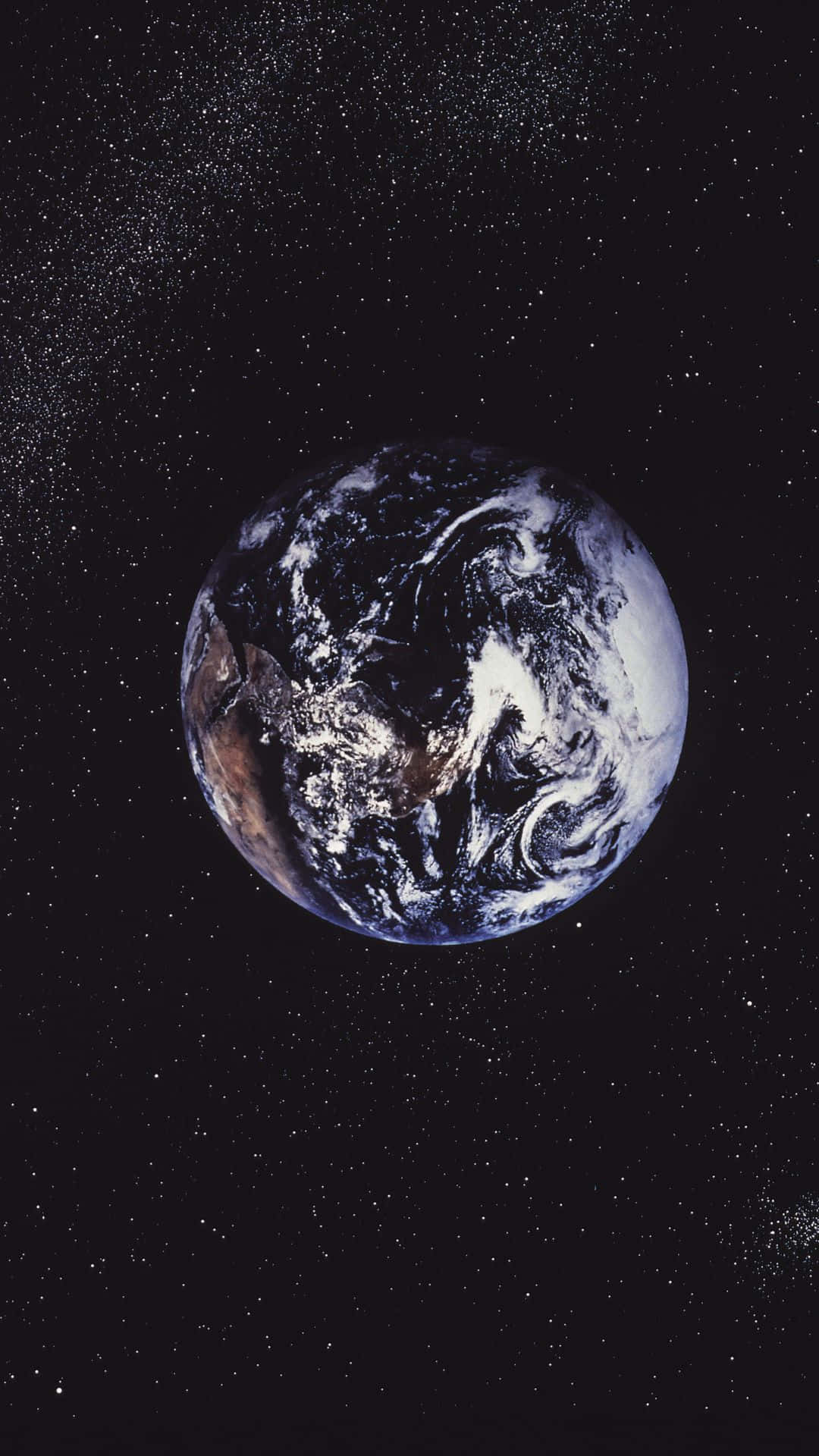 行星動畫 桌布 壁紙 — 從太空俯瞰地球的壯麗景色，展現出旋轉的雲層、海洋和大陸，背景是星光燦爛的宇宙。