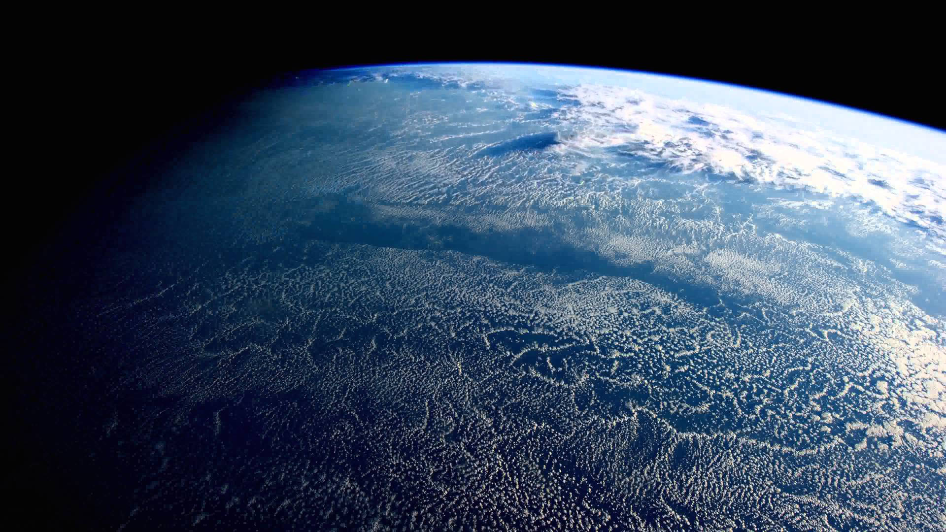 從太空看到的地球，藍色海洋和白色雲朵在黑色天空的背景下。 — 4K 地球 壁紙