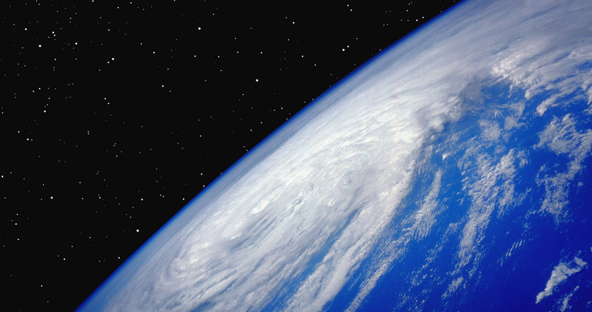從太空看到的地球，背景有旋轉的雲層和星星。 — 4K 地球 壁紙