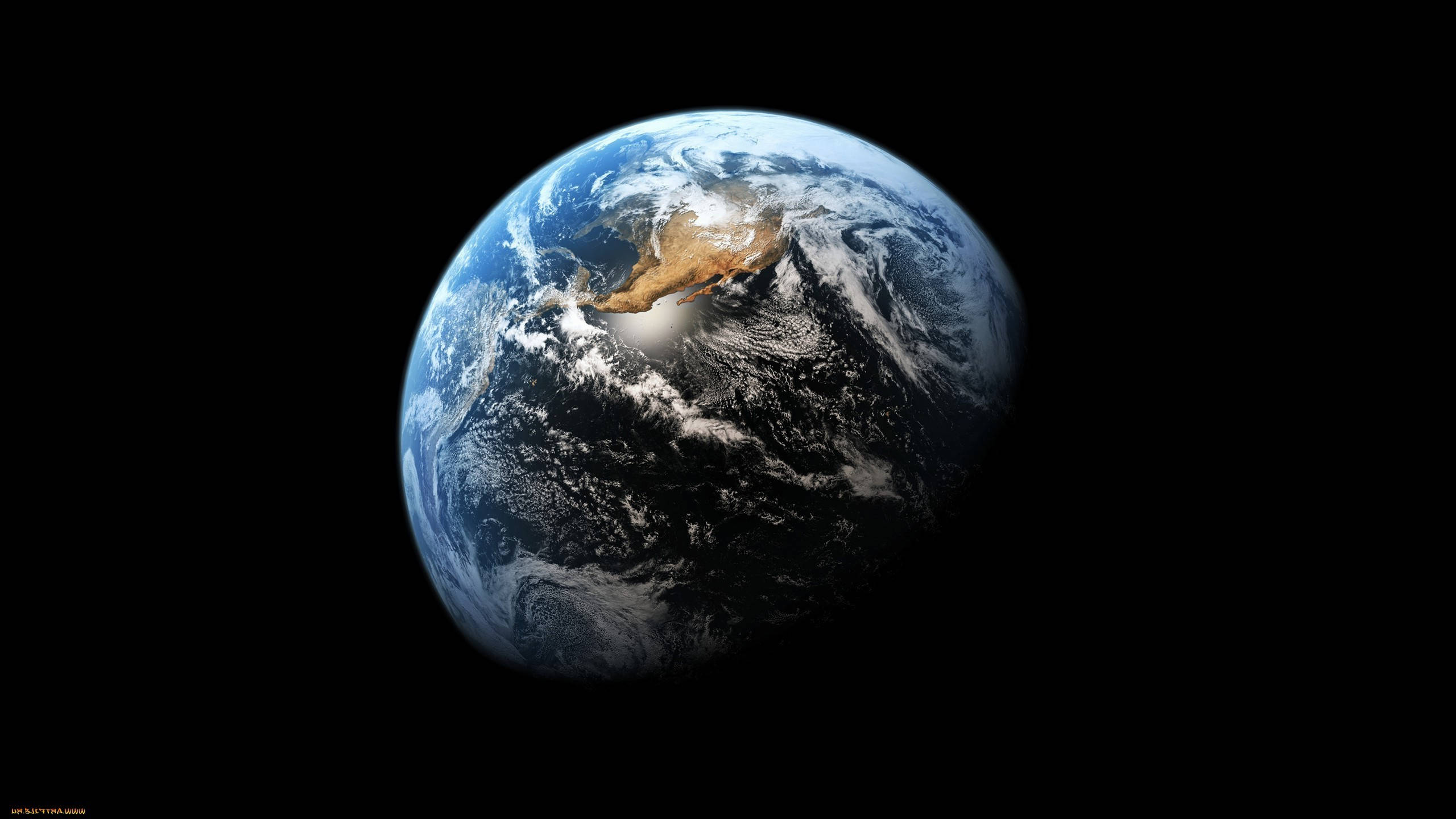 太空 桌布 壁紙 — 從太空俯瞰地球的壯麗景色，展現藍色海洋、白色雲層和棕色陸地，背景是漆黑的太空。