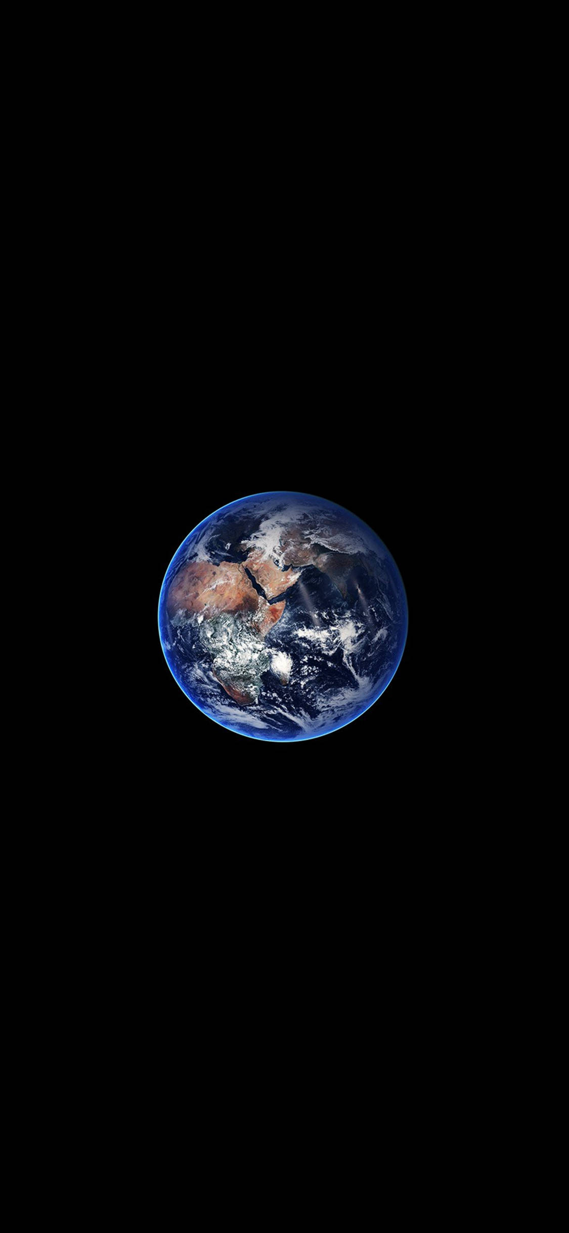 minimal dark iPhone 桌布 壁紙 — 從太空俯瞰地球的壯麗景色，展現藍色海洋、白色雲層和棕色陸地，背景是黑色虛空。