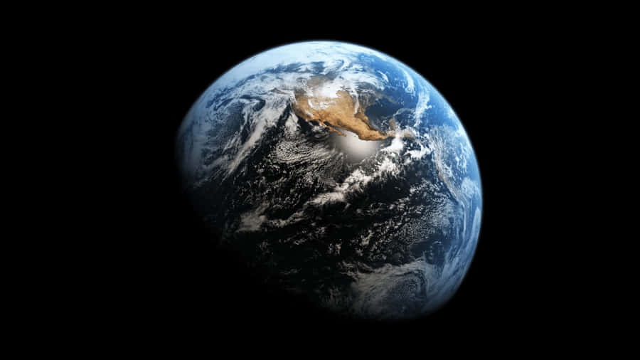 1366x768 Amoled 桌布 壁紙 — 從太空俯瞰地球的壯麗景色，展現藍色海洋、白色雲層和棕色陸地，背景是漆黑的太空。