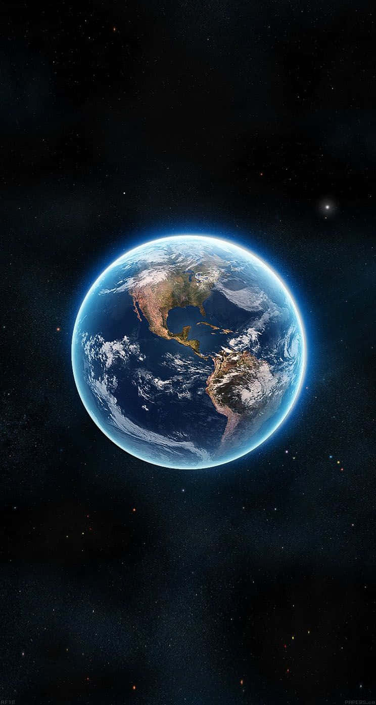 iPhone Earth 桌布 壁紙 — 從太空俯瞰地球的壯麗景色，展現藍色海洋、白色雲層和陸地，背景是繁星點點的宇宙。