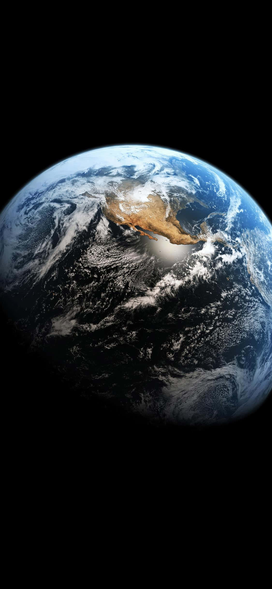 地球 桌布 壁紙 — 從太空俯瞰地球的壯麗景色，展示北美洲被旋轉的雲層和深藍色海洋環繞，背景是太空的黑色虛空。
