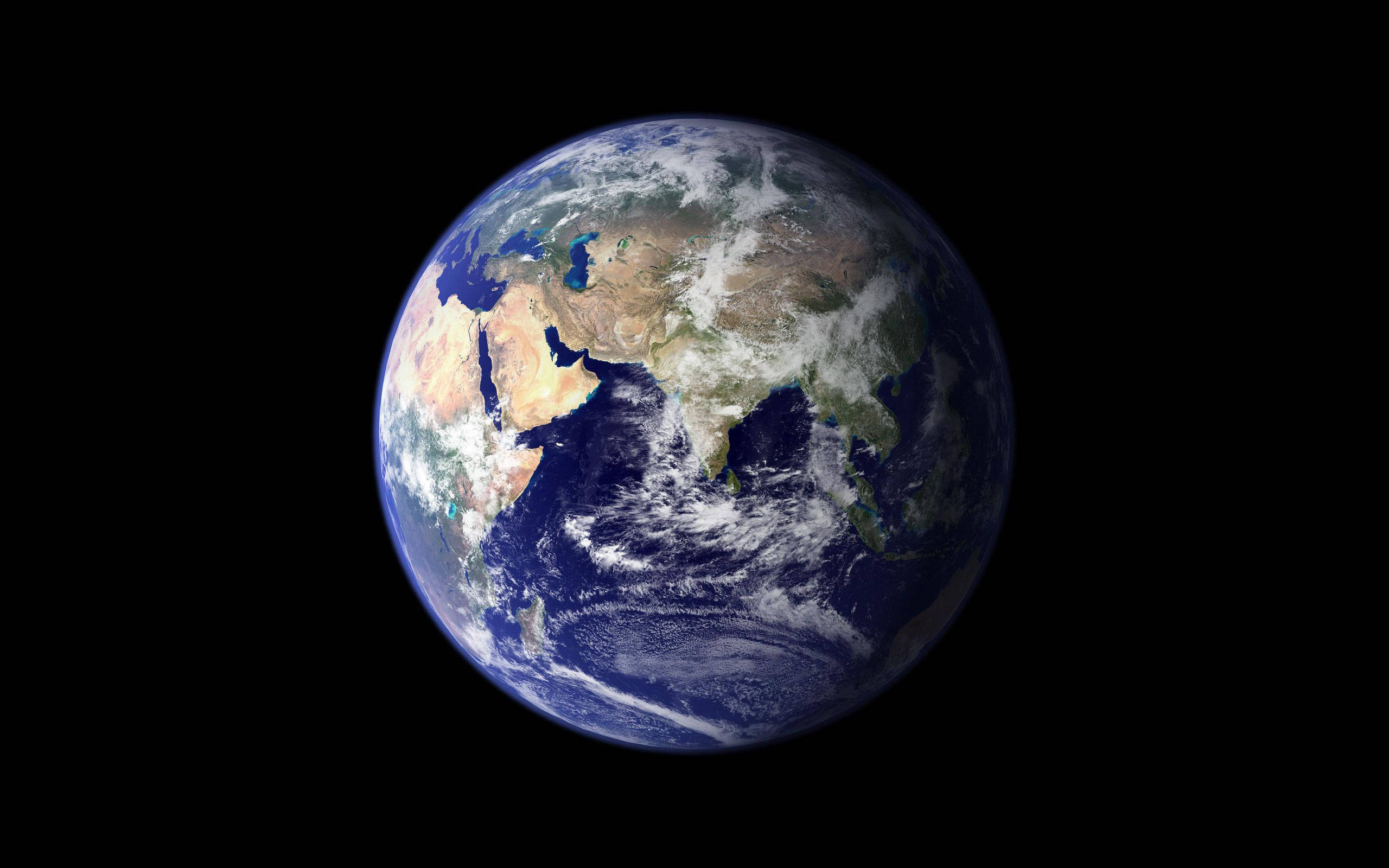 地球 桌布 壁紙 — 從太空俯瞰地球的壯麗景色，展示大陸、海洋和旋轉的雲層，映襯著太空的黑色虛空。