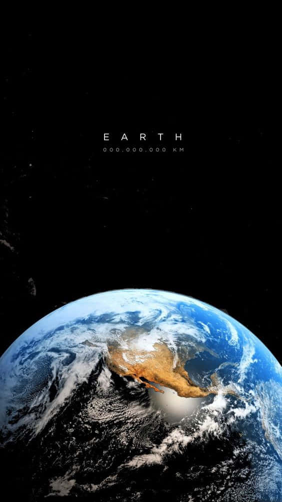 地球 桌布 壁紙 — 從太空俯瞰地球的壯麗景色，展示美洲大陸，有漩渦狀雲層和深藍色海洋，背景是星光閃爍的黑色虛空。