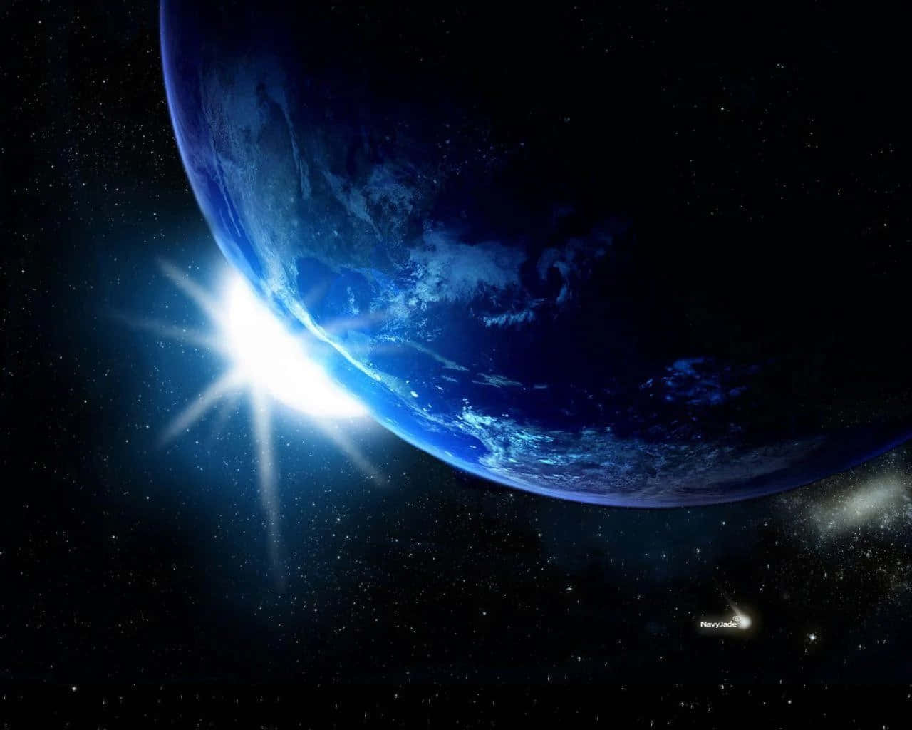 酷炫太空 桌布 壁紙 — 從太空俯瞰地球的壯麗景色，明亮的太陽在藍色星球上空升起，背景是繁星點點的宇宙。