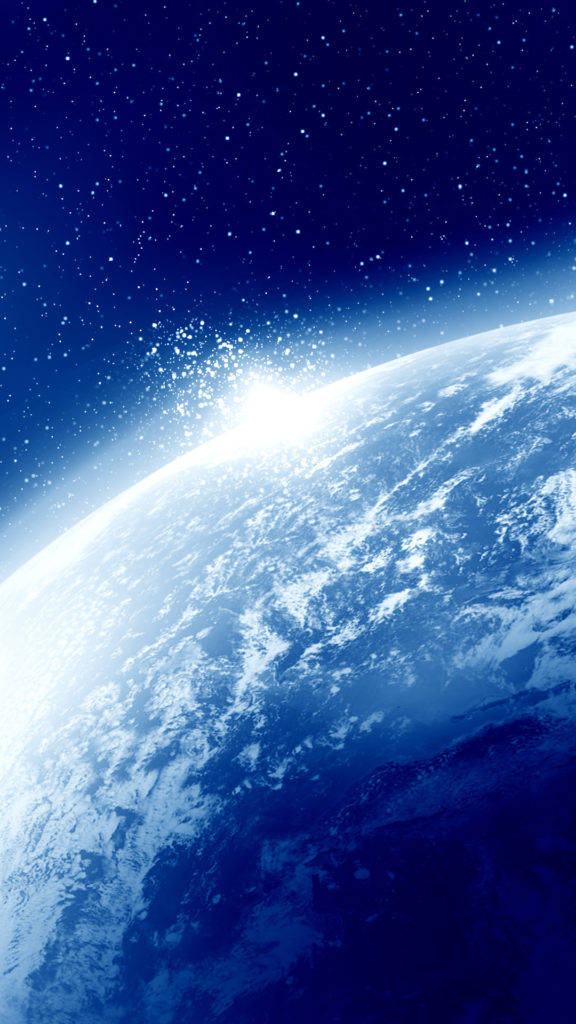 太空 iPhone 桌布 壁紙 — 從太空俯瞰地球的壯麗景色，明亮的太陽在彎曲的地平線上升起，背景是繁星點點的深藍色天空。