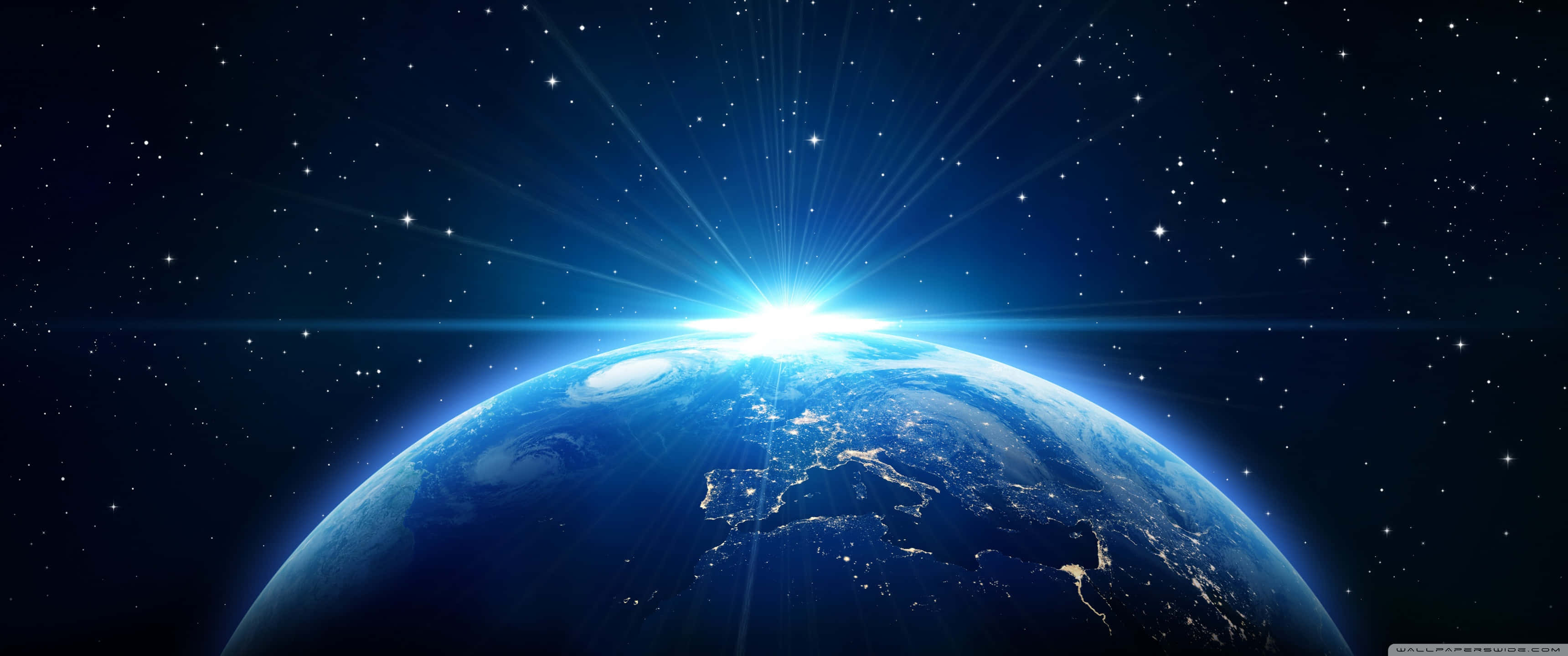 Ultra Wide 3440x1440 Space 桌布 壁紙 — 從太空俯瞰地球的壯麗景色，燦爛的陽光在繁星點點的宇宙背景下照亮了這顆藍色星球。