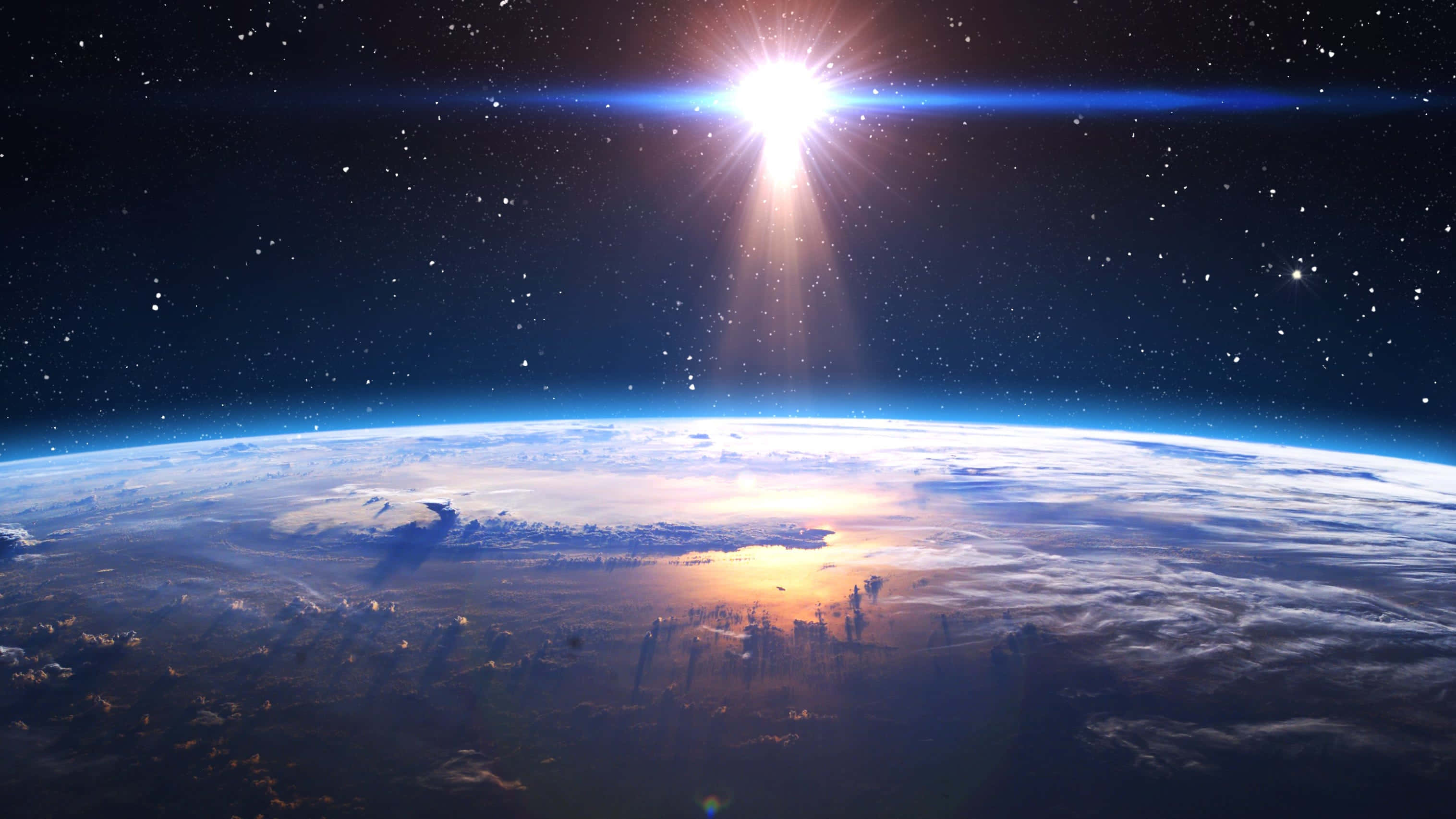 太空 桌布 壁紙 — 從太空俯瞰地球的壯麗景色，燦爛的太陽在旋轉的雲層和藍色海洋上灑下金色光芒。