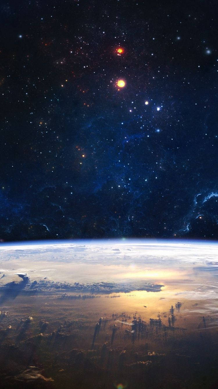 太空 iPhone 桌布 壁紙 — 從太空俯瞰地球的壯麗景色，行星彎曲的地平線上方有充滿活力的星場和發光的星雲。