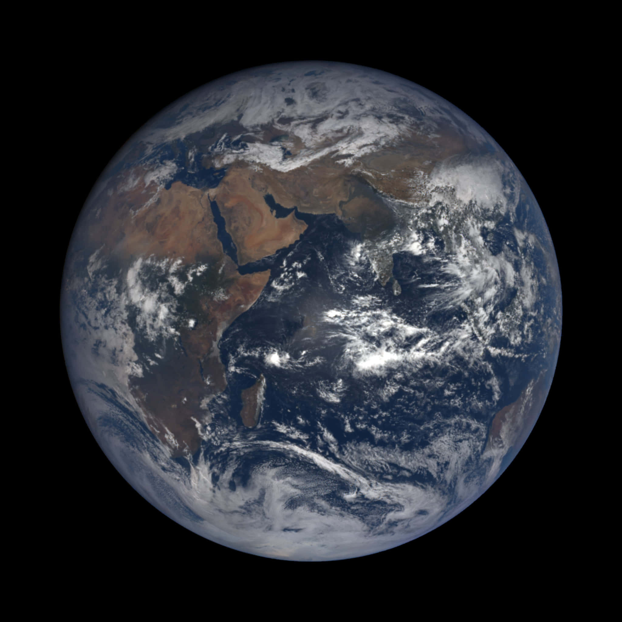 行星動畫 桌布 壁紙 — 從太空俯瞰地球的壯麗景色，非洲和中東上空旋轉的雲層映襯著太空的黑色虛空。