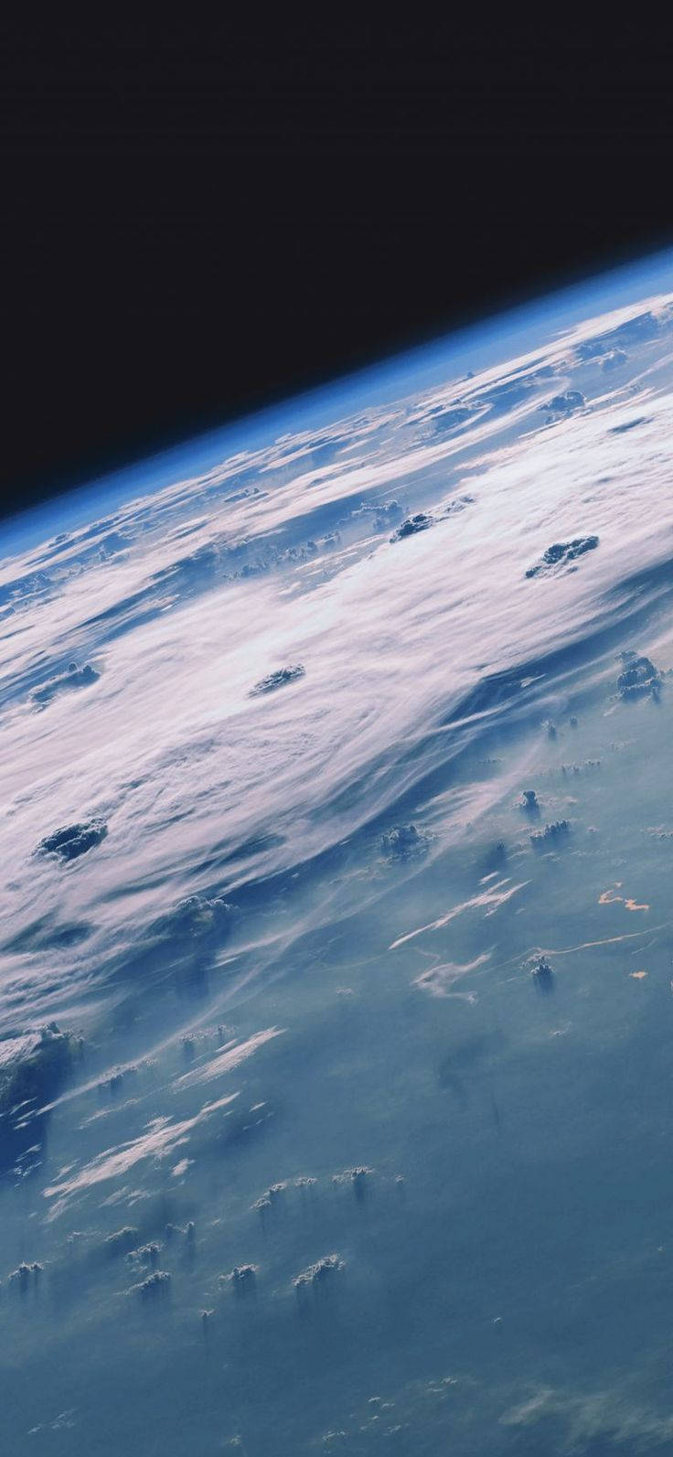 太空 桌布 壁紙 — 從太空俯瞰地球的壯麗景色，顯示藍色海洋和陸地上方旋轉的白色雲層，背景是太空的黑色虛空。