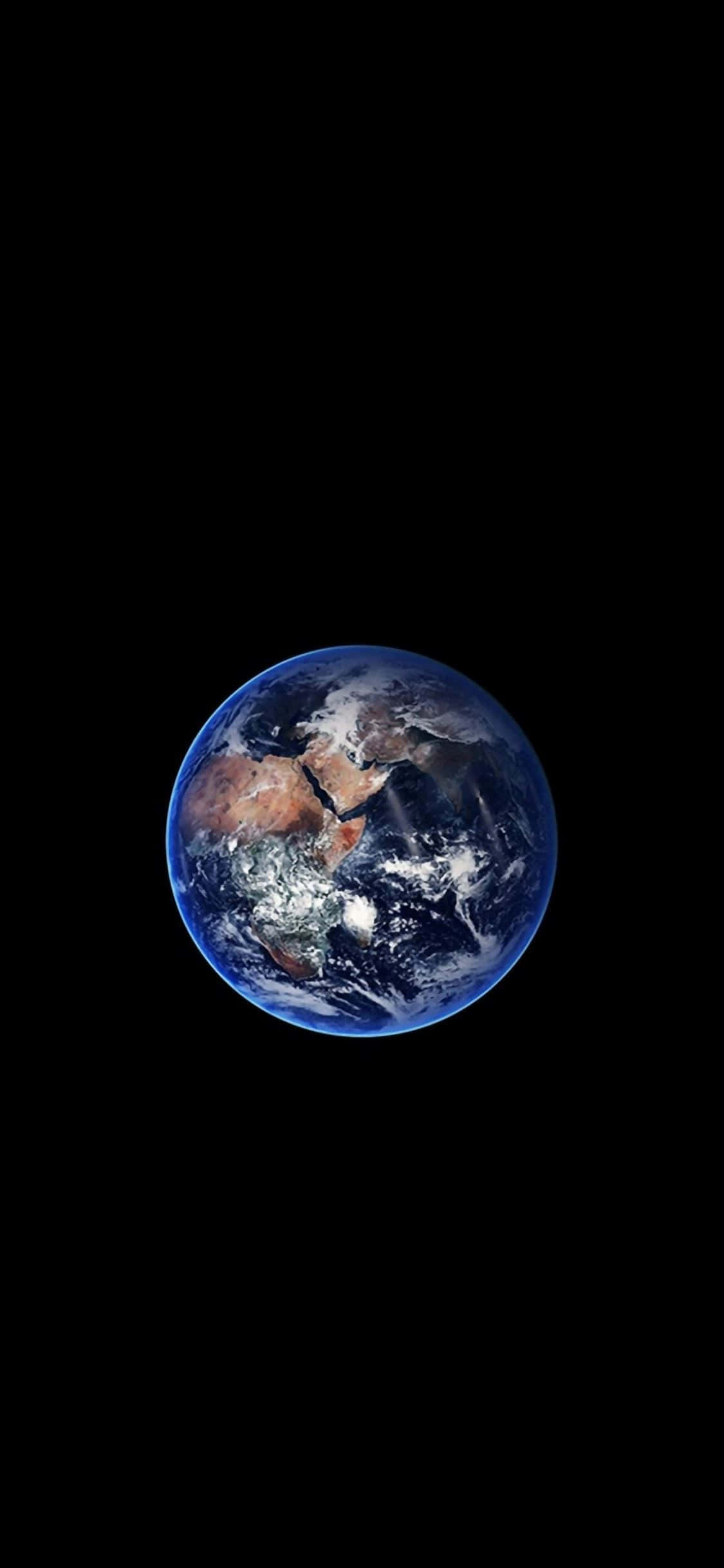 planet earth 桌布 壁紙 — 從太空俯瞰地球的壯麗景象，展現出藍色海洋、棕色大陸和旋轉的白色雲層，背景是漆黑的虛空。