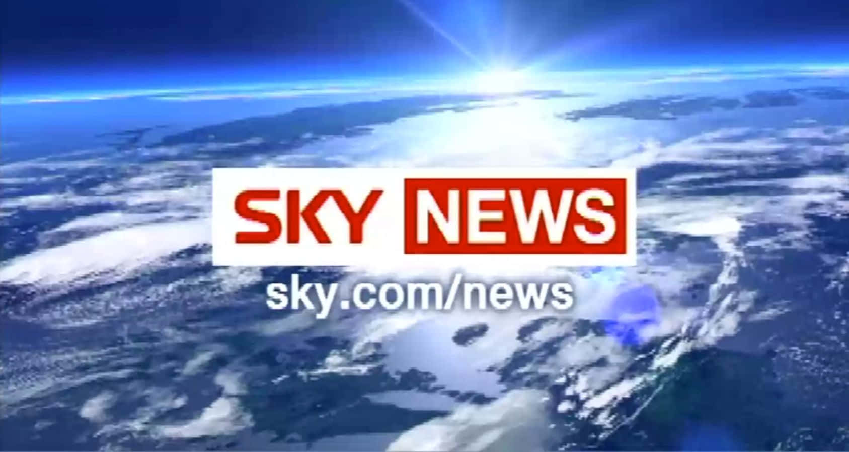 高清 桌布 壁紙 — 從太空俯瞰地球的鮮豔航拍圖，Sky News 標誌醒目地顯示在旋轉的雲層和藍色海洋之上。