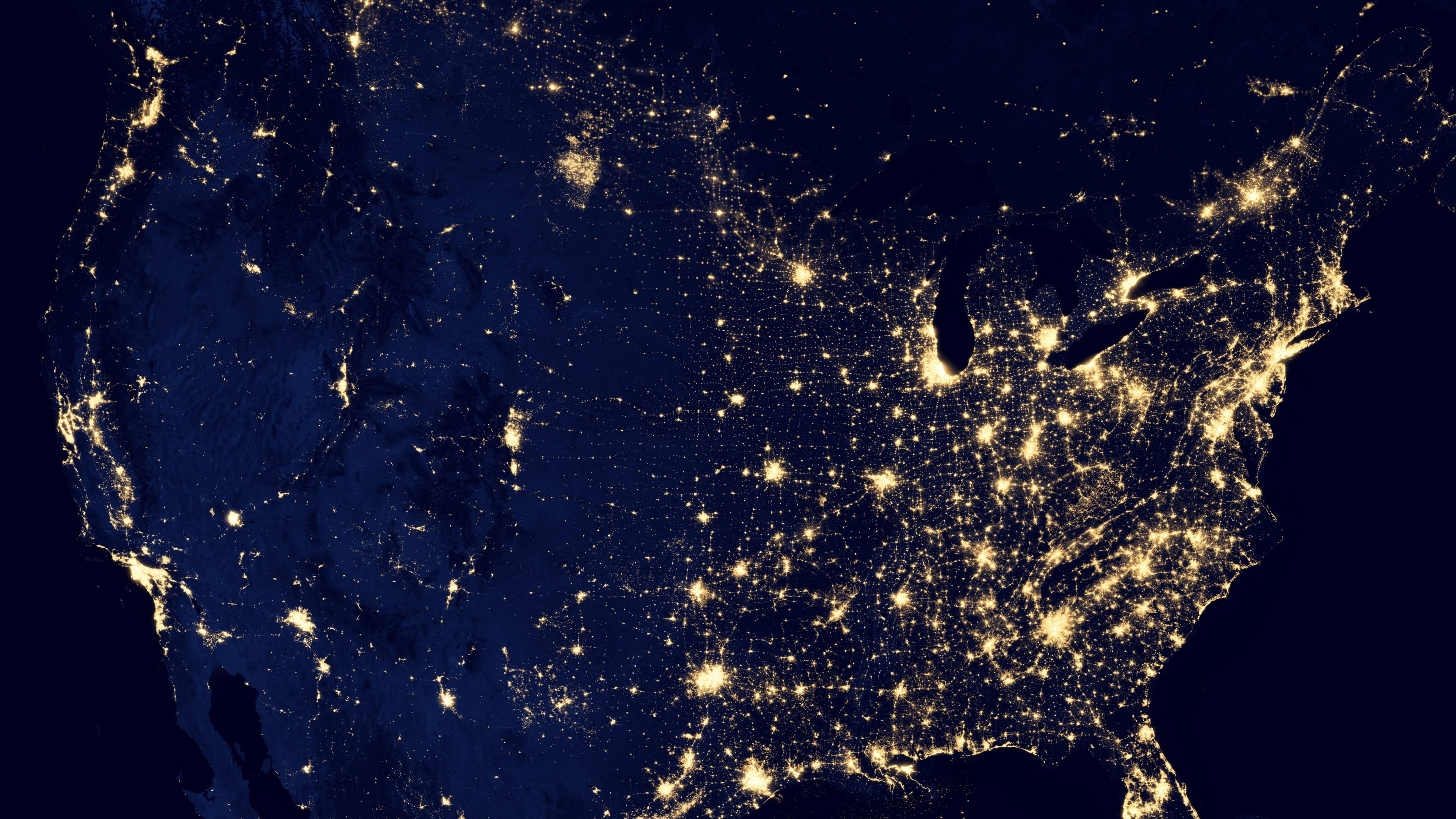 United States Map 桌布 壁紙 — 從太空俯瞰美國的壯麗夜景，展現出在深藍色地球上閃爍的城市燈光。