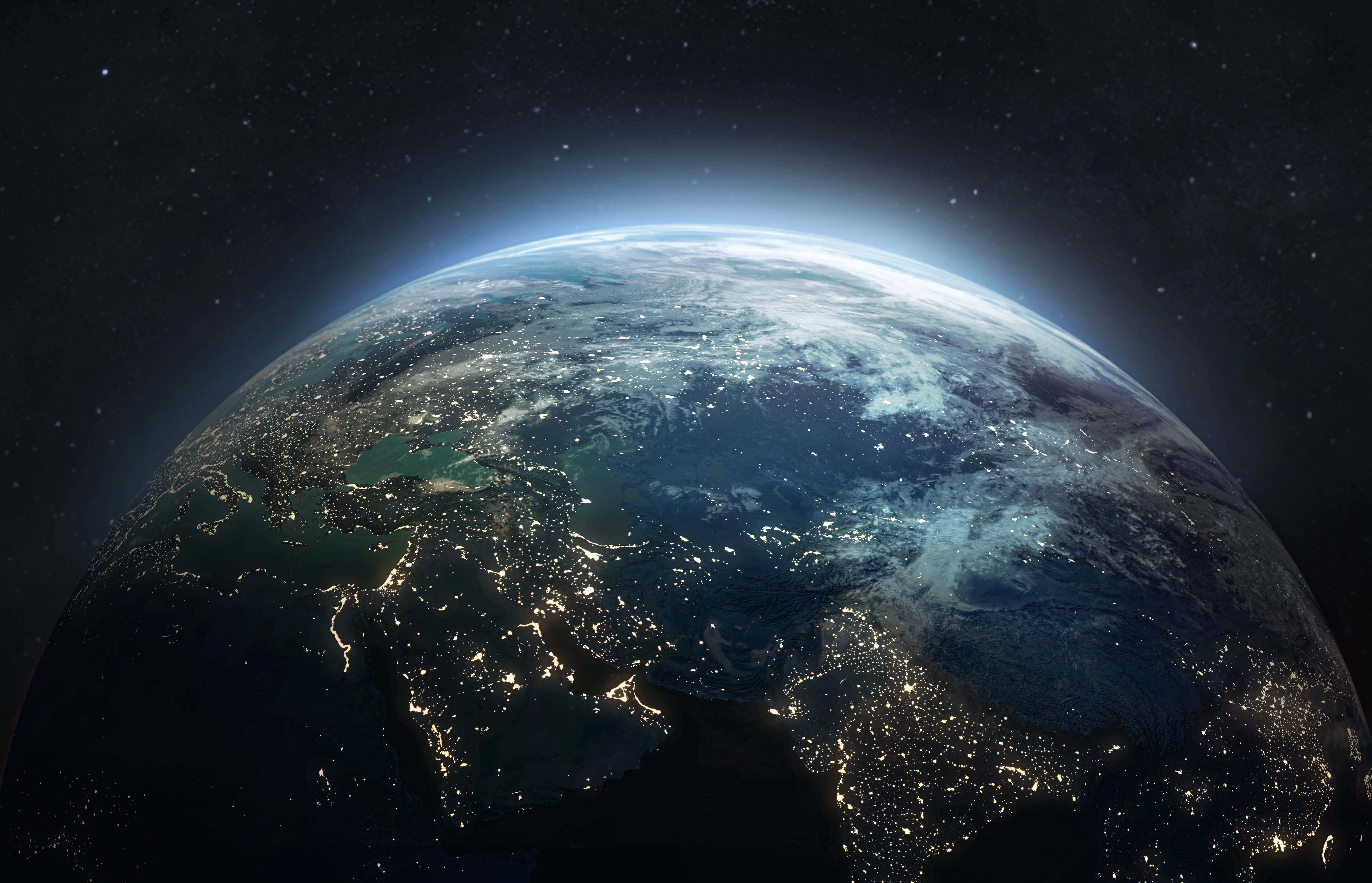 World 桌布 壁紙 — 從太空夜間俯瞰地球的壯麗景色，城市燈光閃爍，星空宇宙背景璀璨。