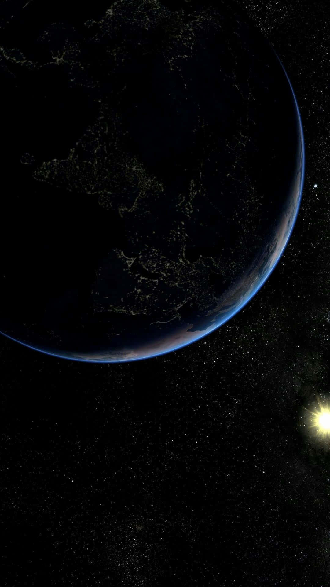 Beautiful Space 桌布 壁紙 — 從太空夜間俯瞰地球的壯麗景色，城市燈光閃爍，宇宙虛空中一顆明亮的星星。
