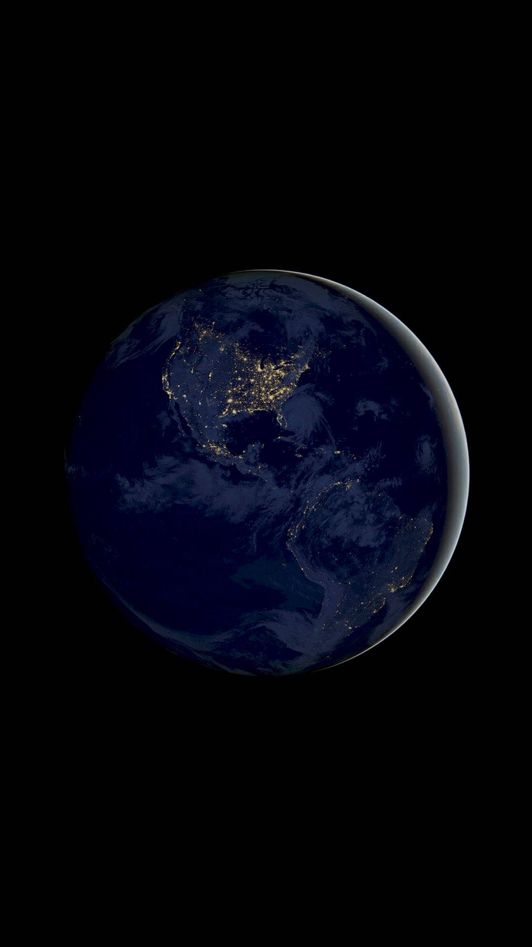 夜間的地球，顯示出在黑暗海洋和太空背景下被照亮的城市。 — 4K 地球 壁紙