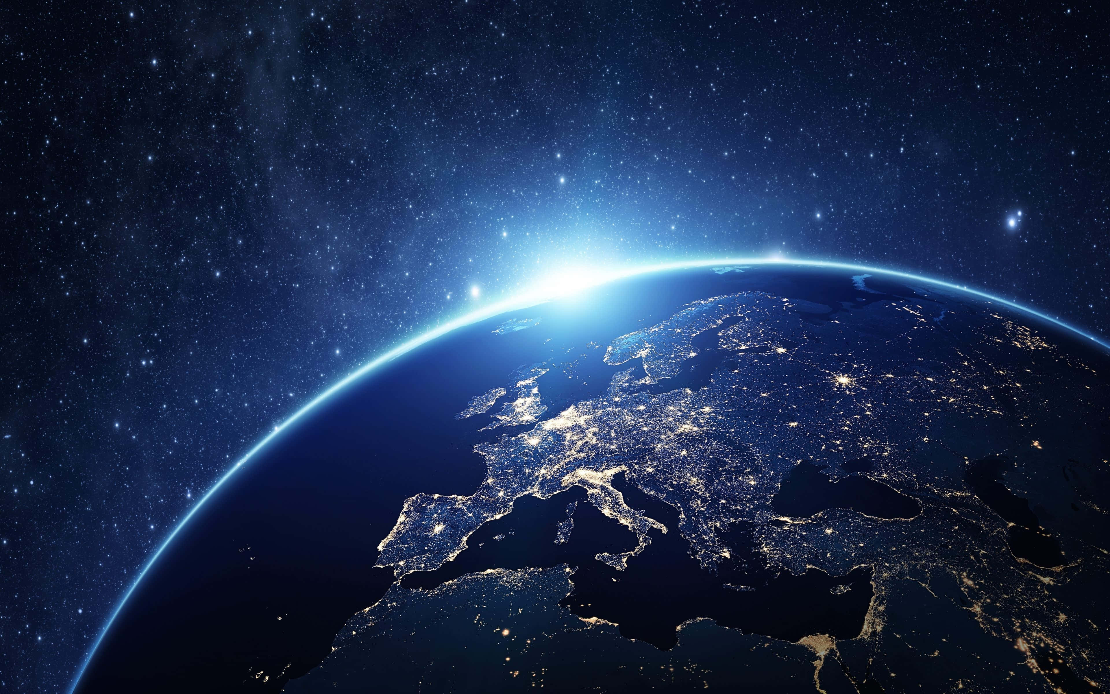 4K 太空 桌布 壁紙 — 從太空夜間觀看地球的壯麗景色，歐洲被城市燈光照亮，背景是星光燦爛的宇宙。