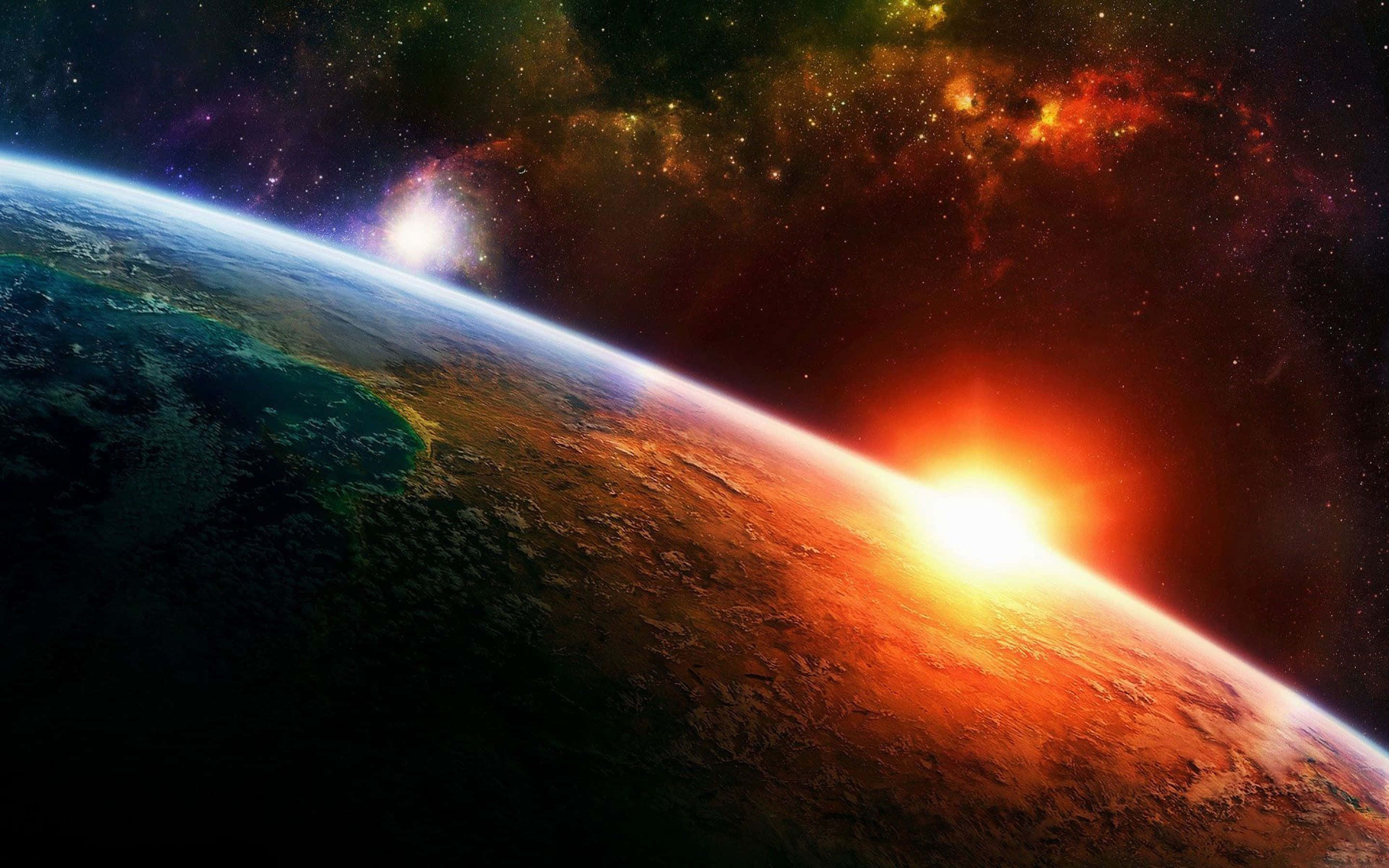 太陽 桌布 壁紙 — 從太空欣賞日出時地球的壯麗景色，地平線上有鮮豔的橙色光芒，背景是色彩繽紛的星雲。