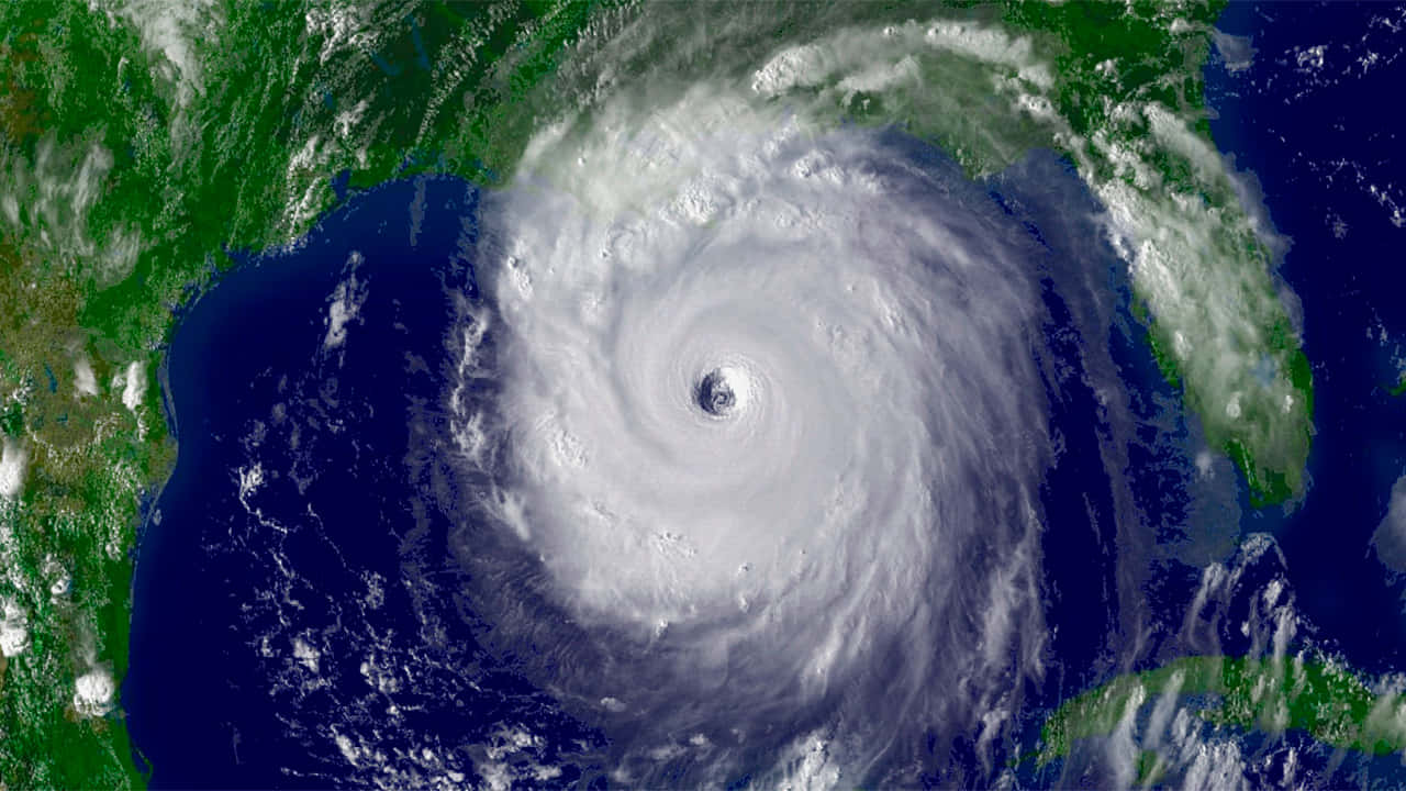 Hurricane 桌布 壁紙 — 從太空看到，一個巨大颶風帶有清晰風眼，在深藍色海洋上空靠近綠色陸地旋轉。