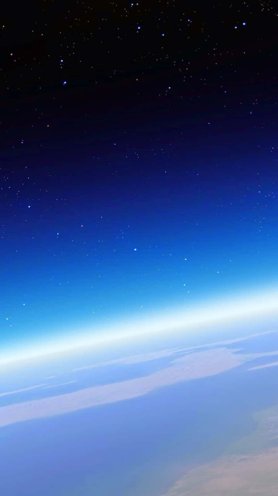 桌布 壁紙 — 從太空看到地球彎曲地平線的壯麗景色，漸變藍色天空逐漸融入上方繁星點點的黑色。