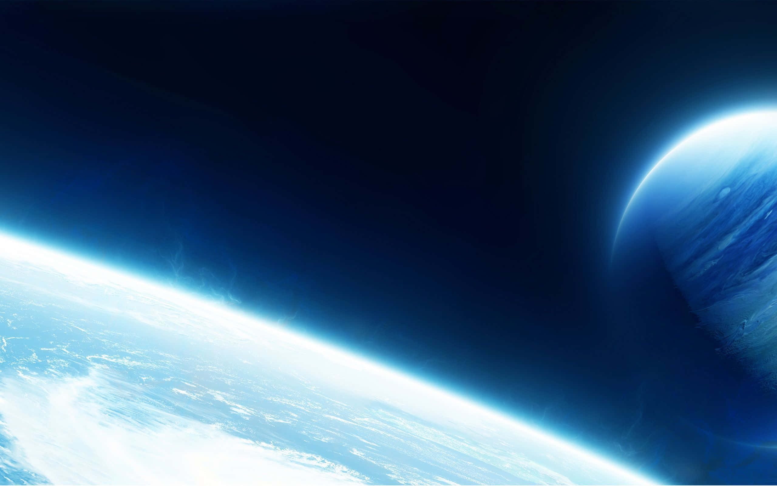 Atmosphere 桌布 壁紙 — 從太空看到地球彎曲的地平線在陽光下閃耀，對比黑暗的虛空，遠處可見一顆行星，令人嘆為觀止。