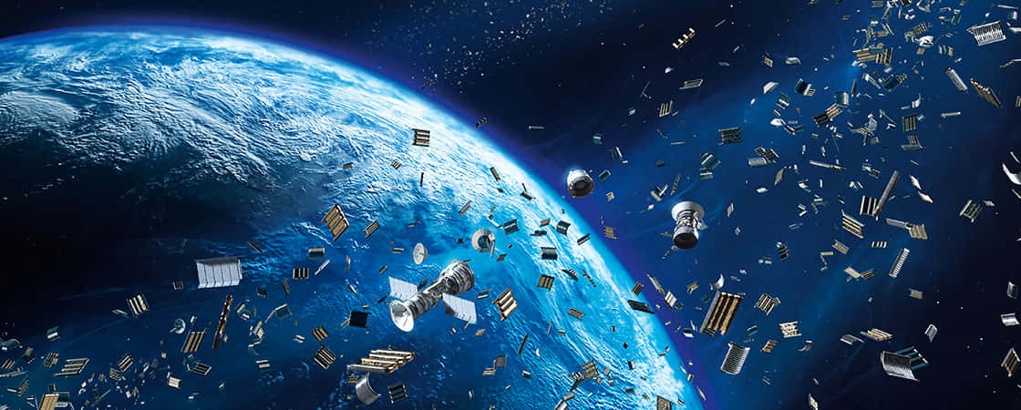 Space Debris 桌布 壁紙 — 從太空看到地球的壯麗景色，周圍環繞著密集的軌道衛星和碎片。