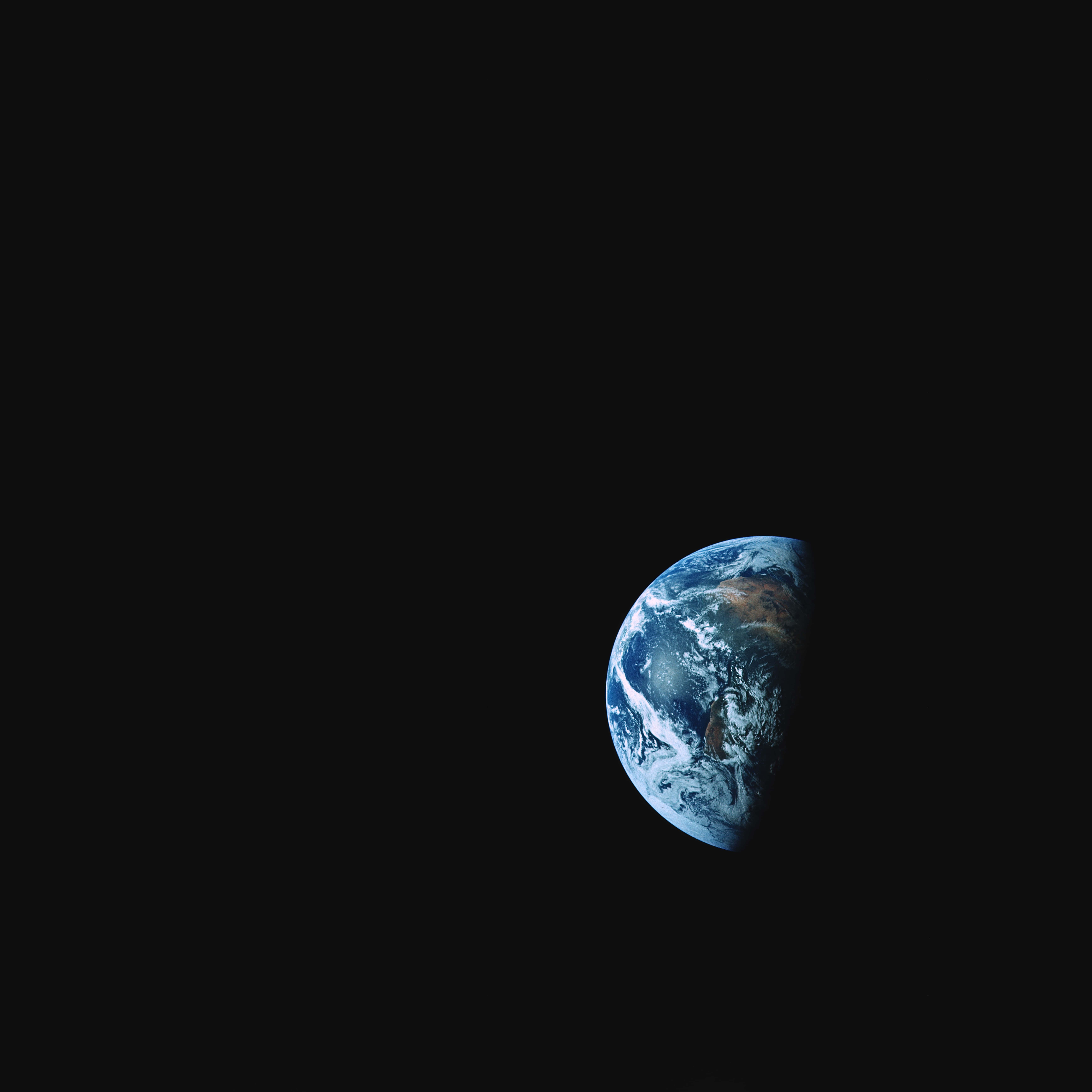 地球 桌布 壁紙 — 從太空看到地球的壯麗景色，藍色海洋、白色雲層和棕色陸地映襯著太空的黑色虛空。
