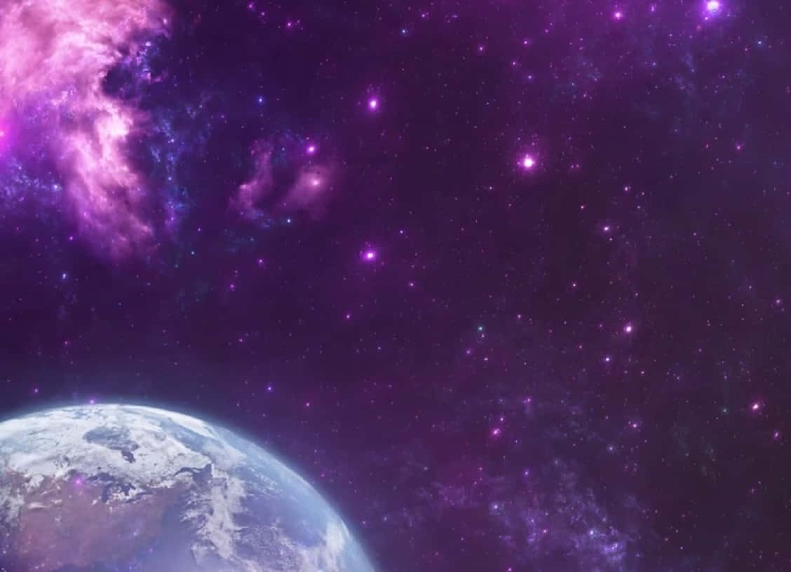互動式 桌布 壁紙 — 從太空看到地球的壯麗景色，襯托著充滿活力的紫色星雲和星空。