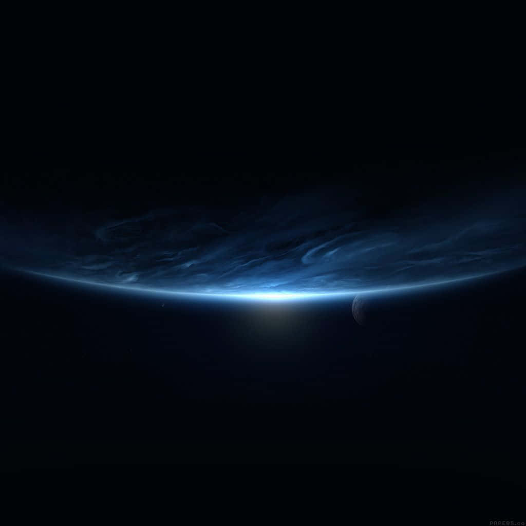 外太空 桌布 壁紙 — 從太空看到的一顆行星發出藍色光芒的大氣曲線，附近有一顆小衛星，背景是黑暗虛空。