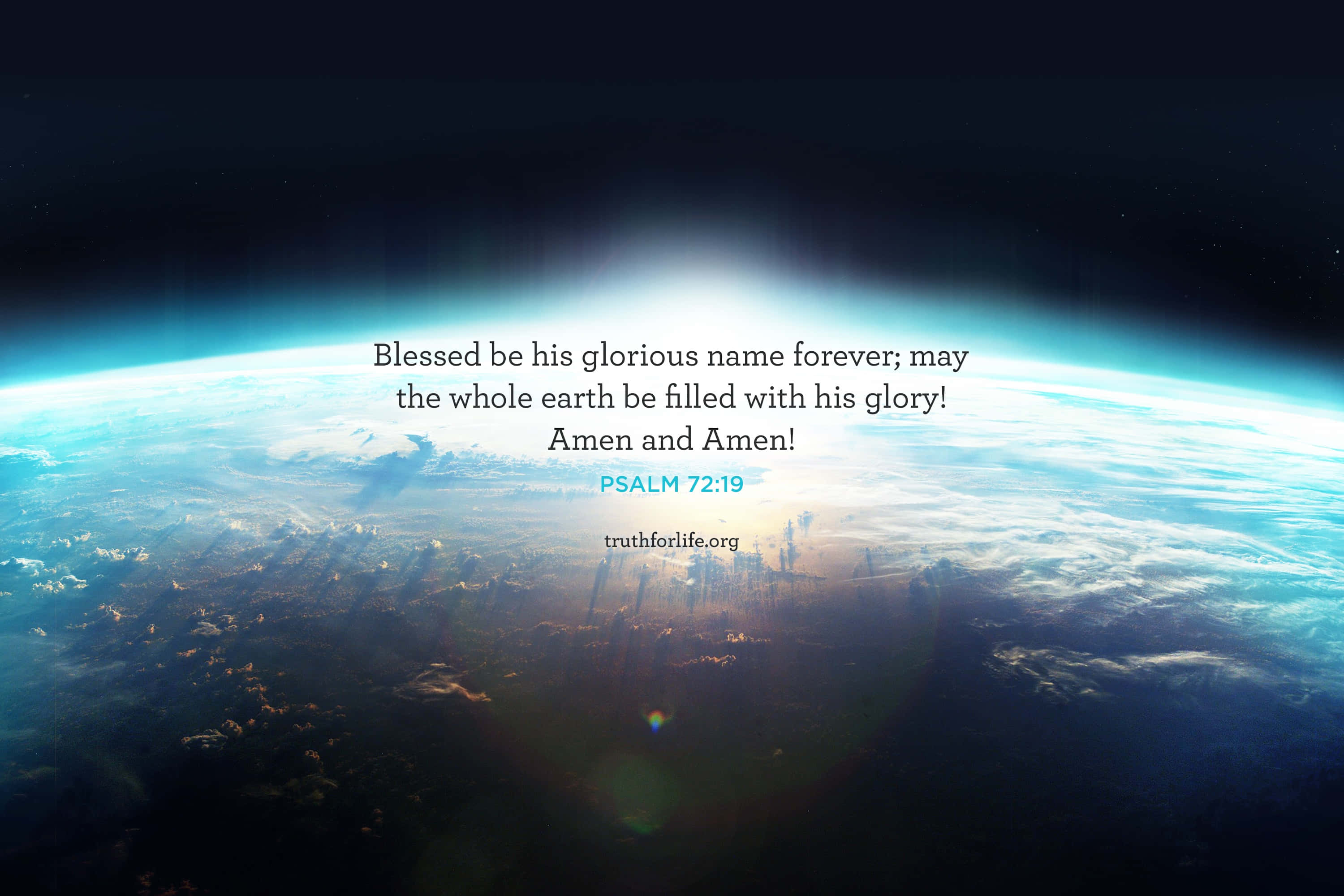 Bible Quotes 桌布 壁紙 — 從太空看到的地球，帶有發光的地平線和鼓舞人心的聖經文字疊加。