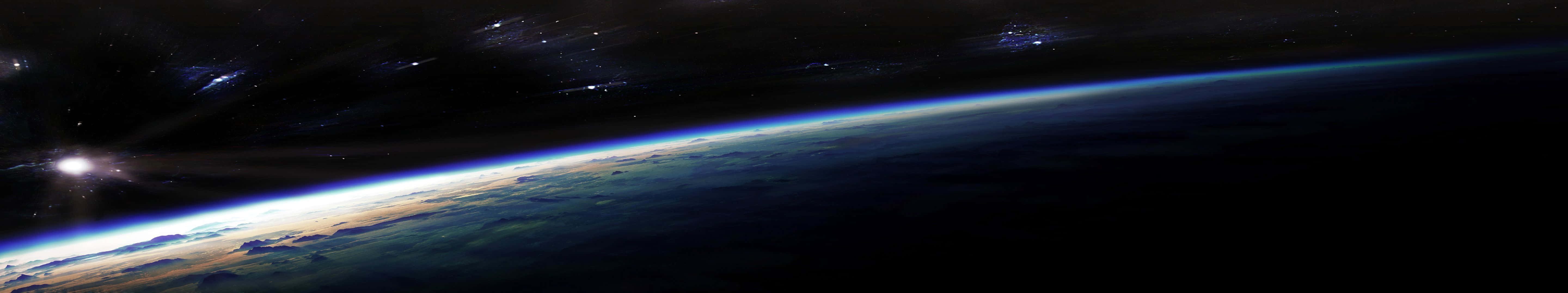 太空 桌布 壁紙 — 從太空看到的地球，帶有發光的大氣曲線，背景是星場和遙遠的星系。