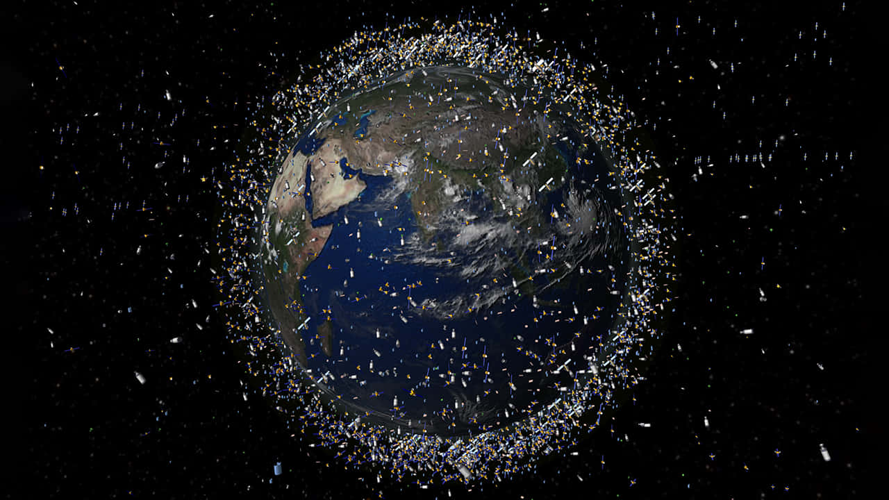Space Satellite 桌布 壁紙 — 從太空看到的地球，被密集的人造衛星環繞，背景是黑色虛空。