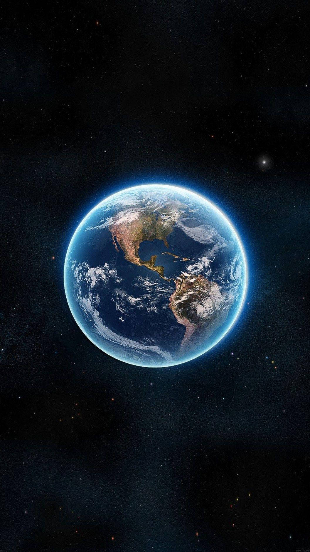 iPhone 6s Plus 桌布 壁紙 — 從太空看到的地球壯麗景色，在繁星點點的宇宙背景下散發著藍色大氣光暈。
