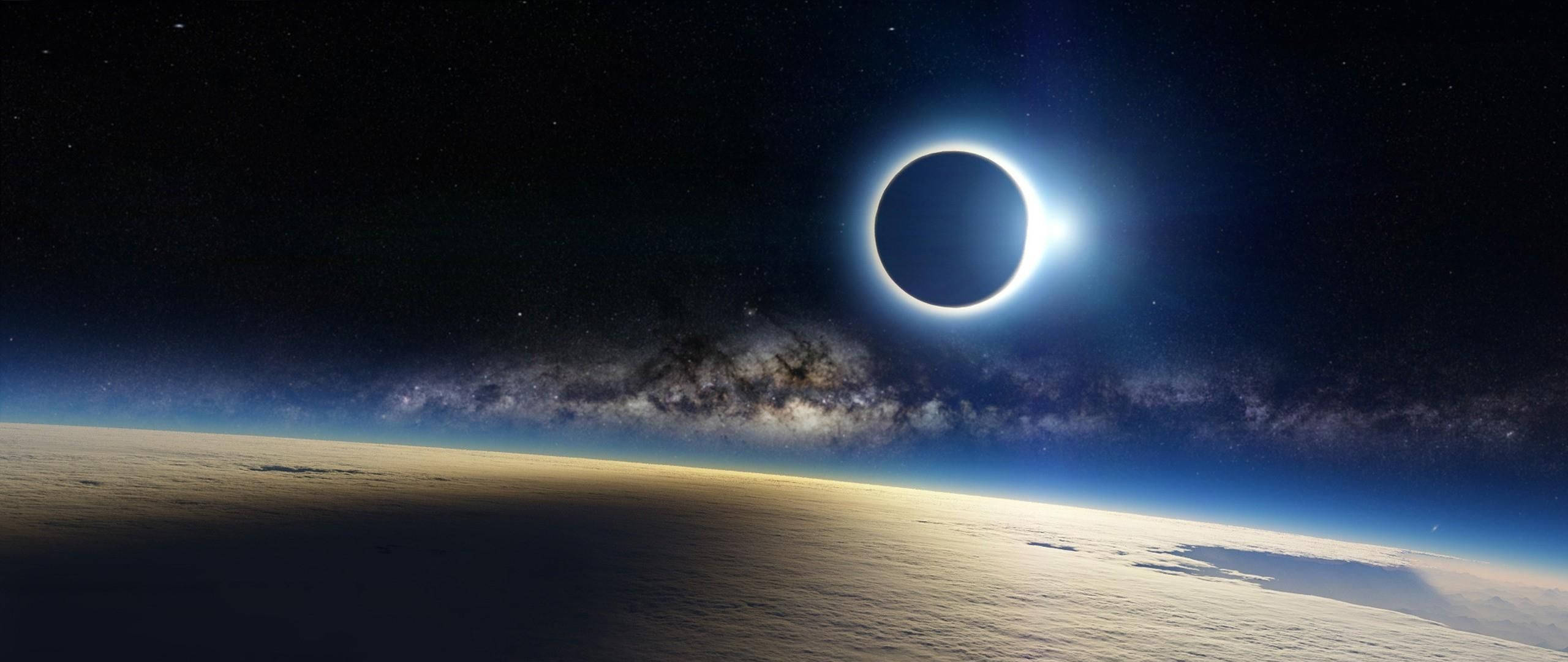 外太空 桌布 壁紙 — 從太空看到的壯觀日食，銀河系在地球彎曲地平線上的宇宙背景中拱起。