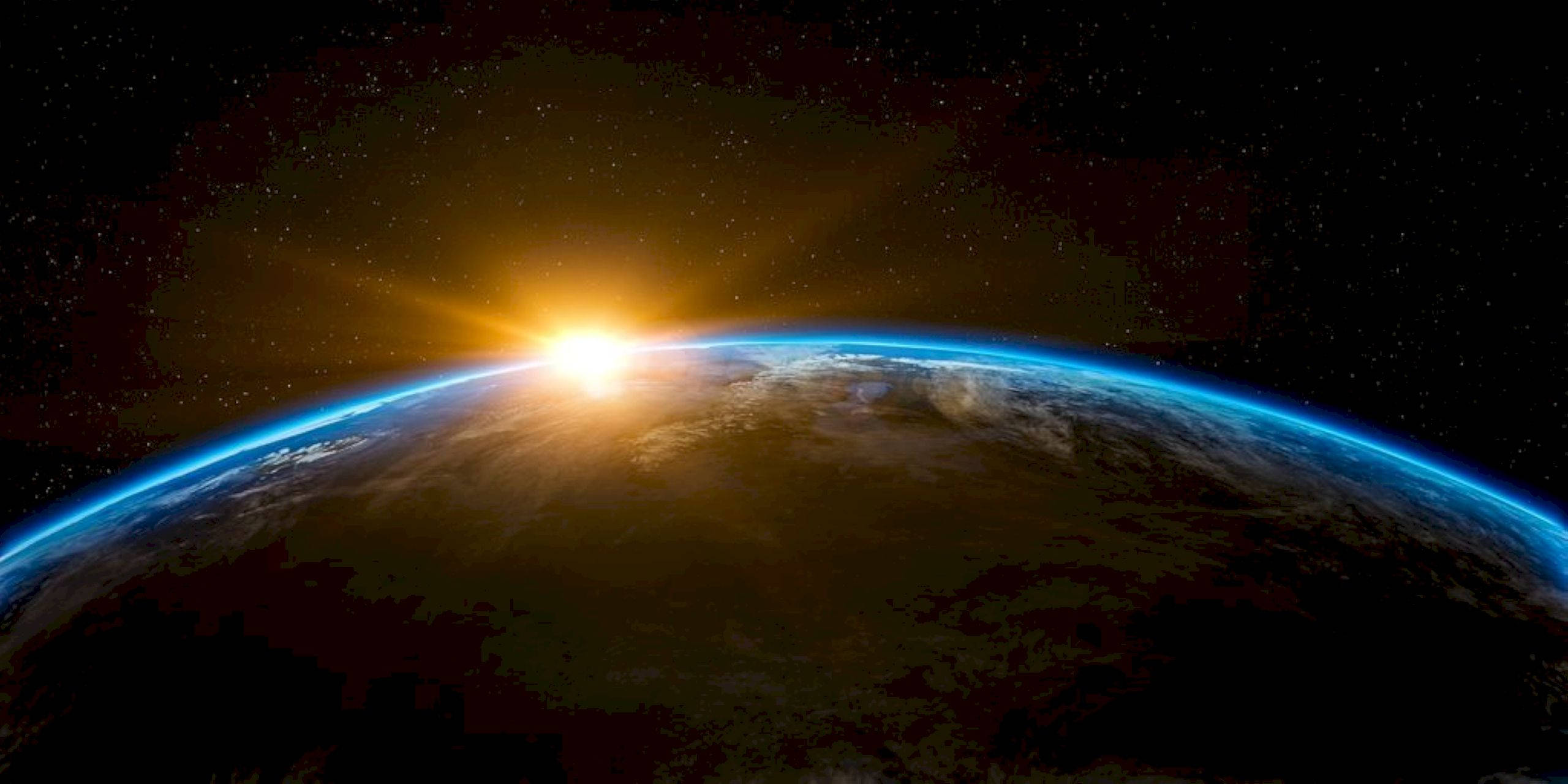 太陽 桌布 壁紙 — 從太空看地球上的日出，顯示發光的大氣層和繁星點點的黑色天空。