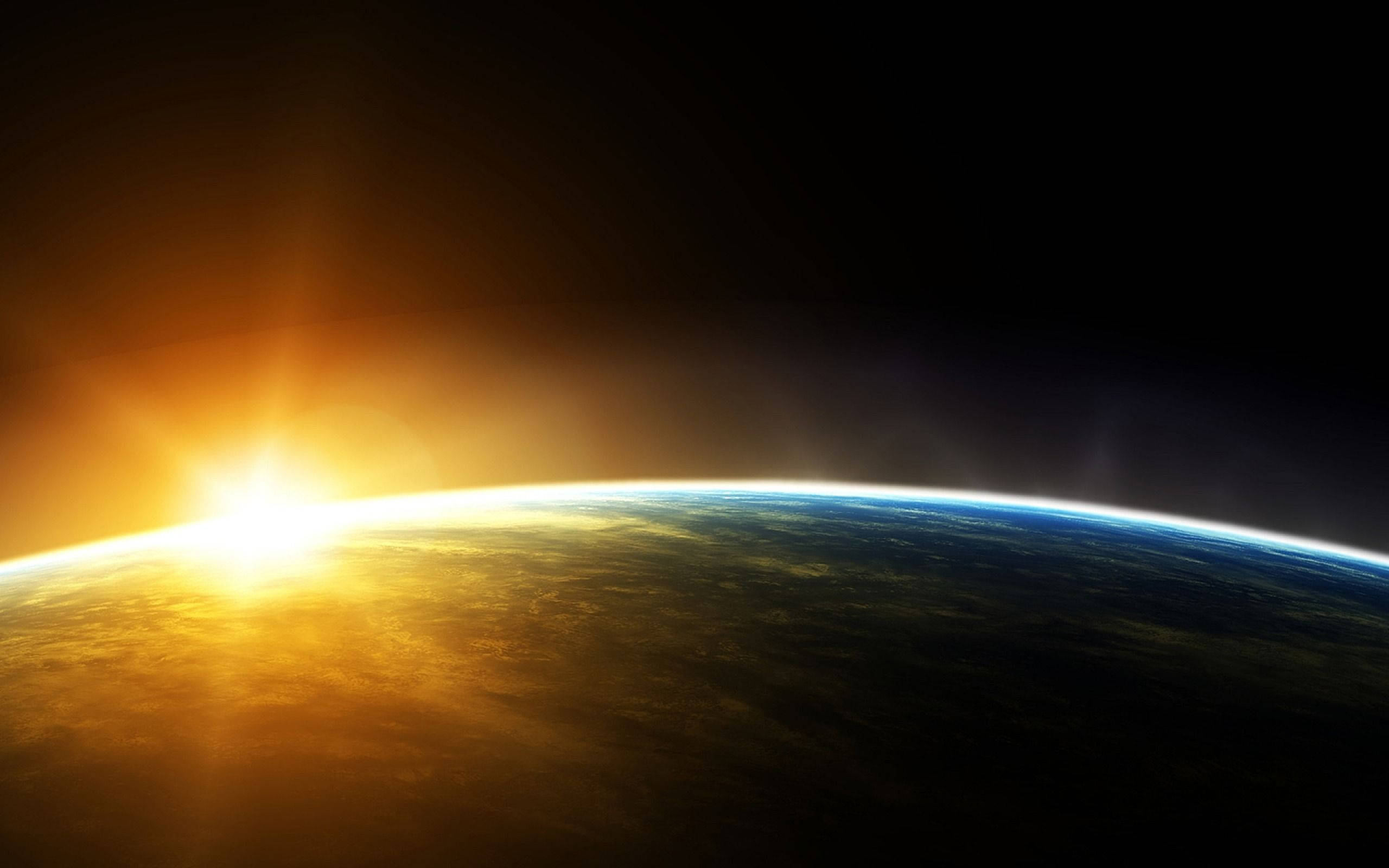 日出 桌布 壁紙 — 從太空看地球日出的壯麗景色，金色光芒照亮彎曲的地平線和深藍色的大氣層。