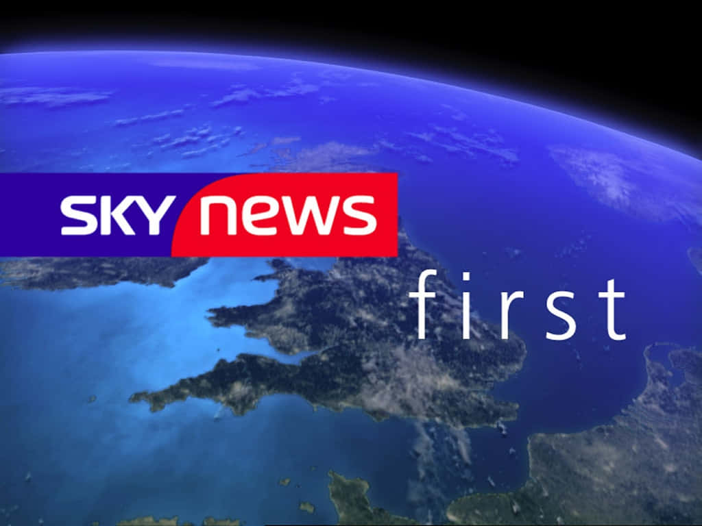 高清 桌布 壁紙 — 從太空看地球的數位渲染，Sky News First 標誌覆蓋在歐洲上。
