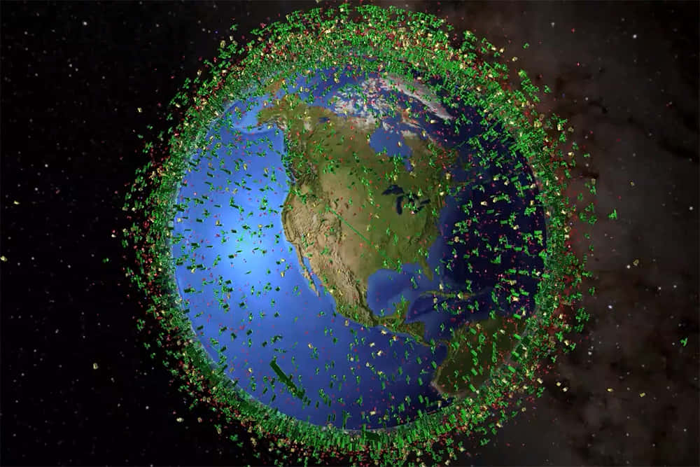 Space Debris 桌布 壁紙 — 從太空觀看地球，被密集的綠色和紅色衛星碎片環繞，背景是繁星點點的黑色虛空。
