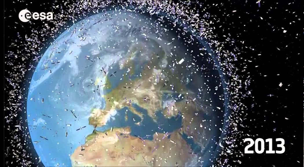 Space Debris 桌布 壁紙 — 從太空觀看地球，被密集的軌道碎片雲包圍，ESA標誌和2013年可見。