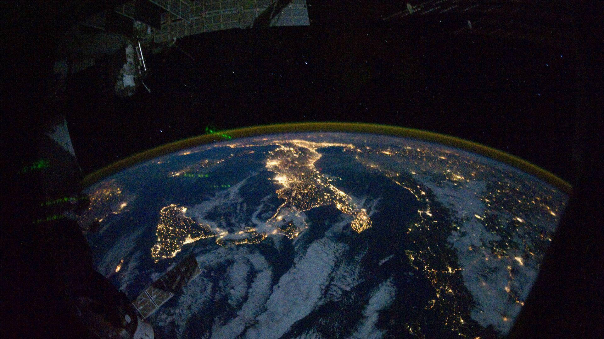 NASA 動態圖片 桌布 壁紙 — 從太空觀看夜晚的地球，城市燈光在黑暗的星空下照亮各大洲。