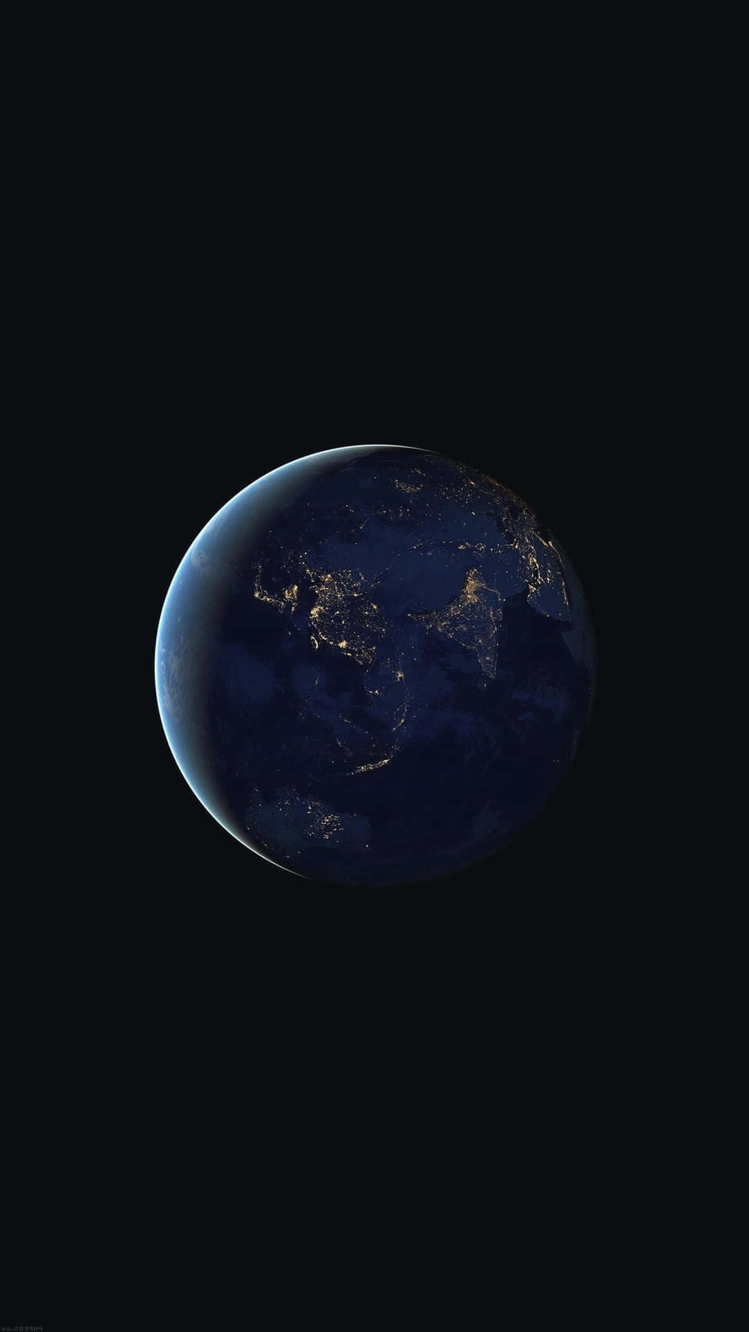 planet earth 桌布 壁紙 — 從太空觀看夜晚的地球，城市燈光在深藍色海洋和黑色虛空中閃耀。