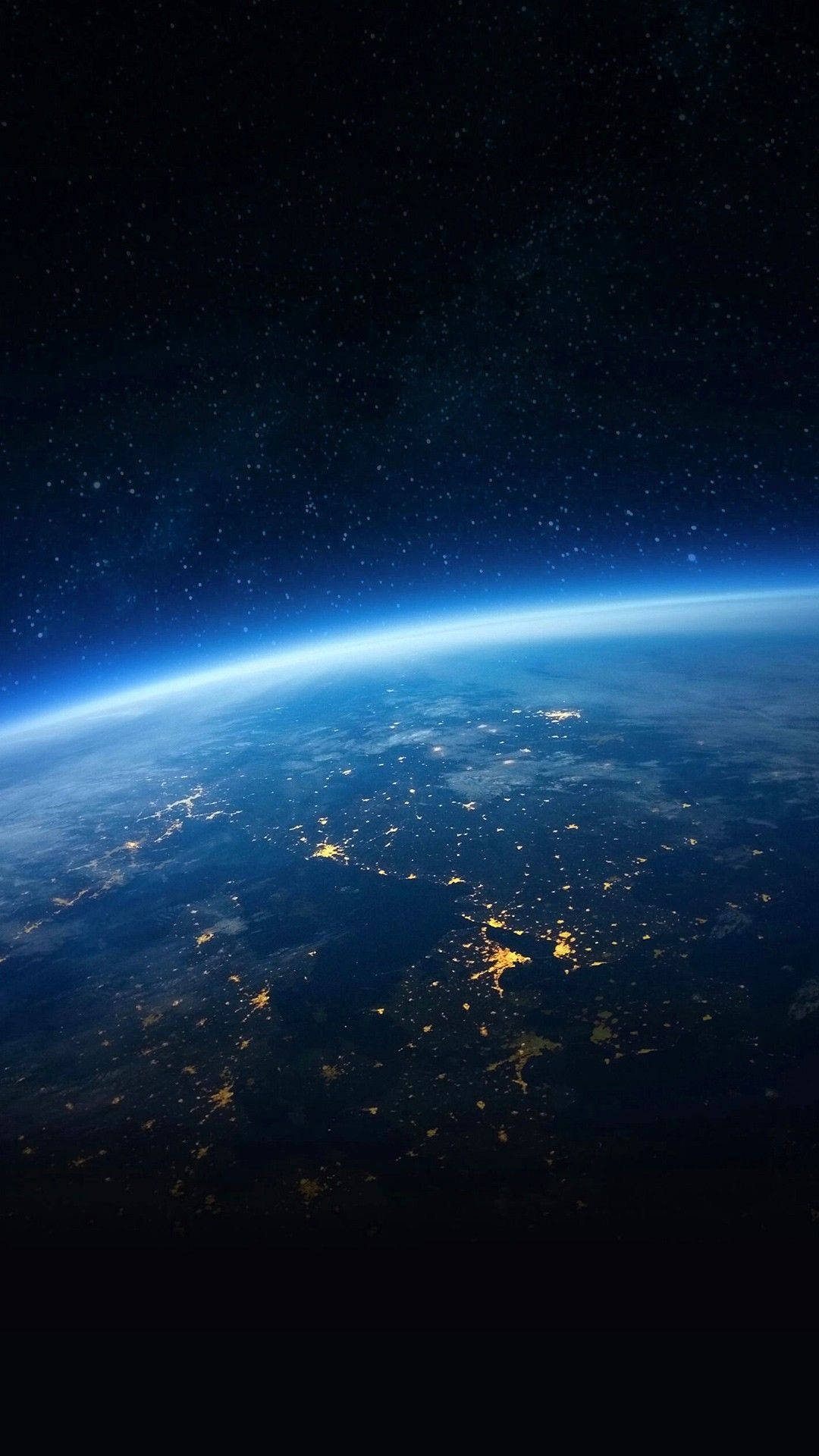 地球 桌布 壁紙 — 從太空觀看夜晚的地球，城市燈光在繁星點點的黑色天空中閃耀。
