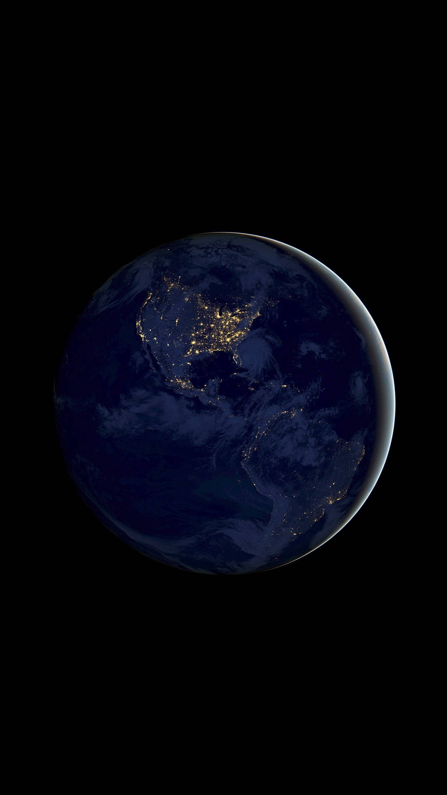 太空 iPhone 桌布 壁紙 — 從太空觀看夜晚的地球，大陸上閃爍的城市燈光映襯著黑色虛空。