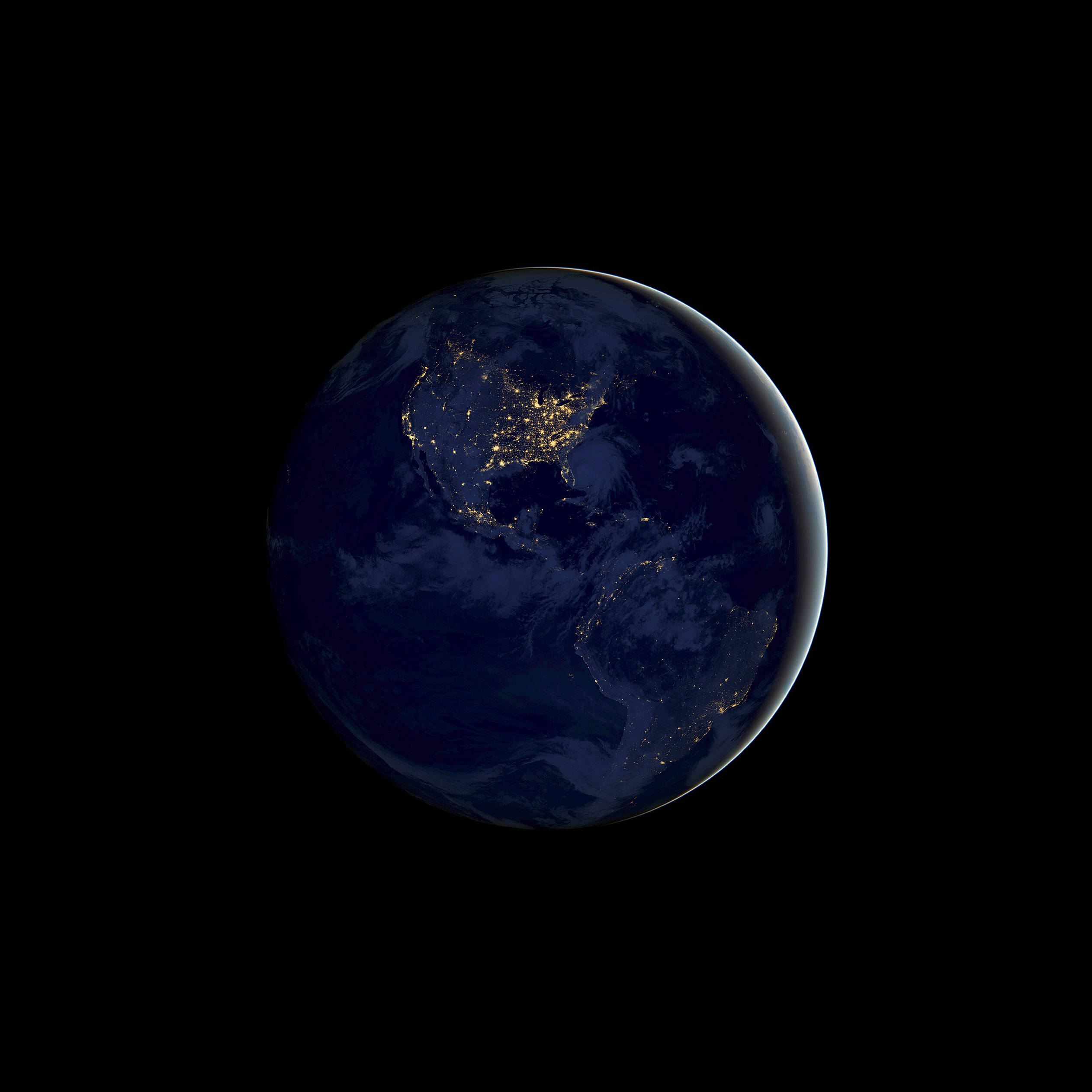 iOS 11 桌布 壁紙 — 從太空觀看夜晚的地球，大陸上閃爍的城市燈光映襯著黑色虛空。