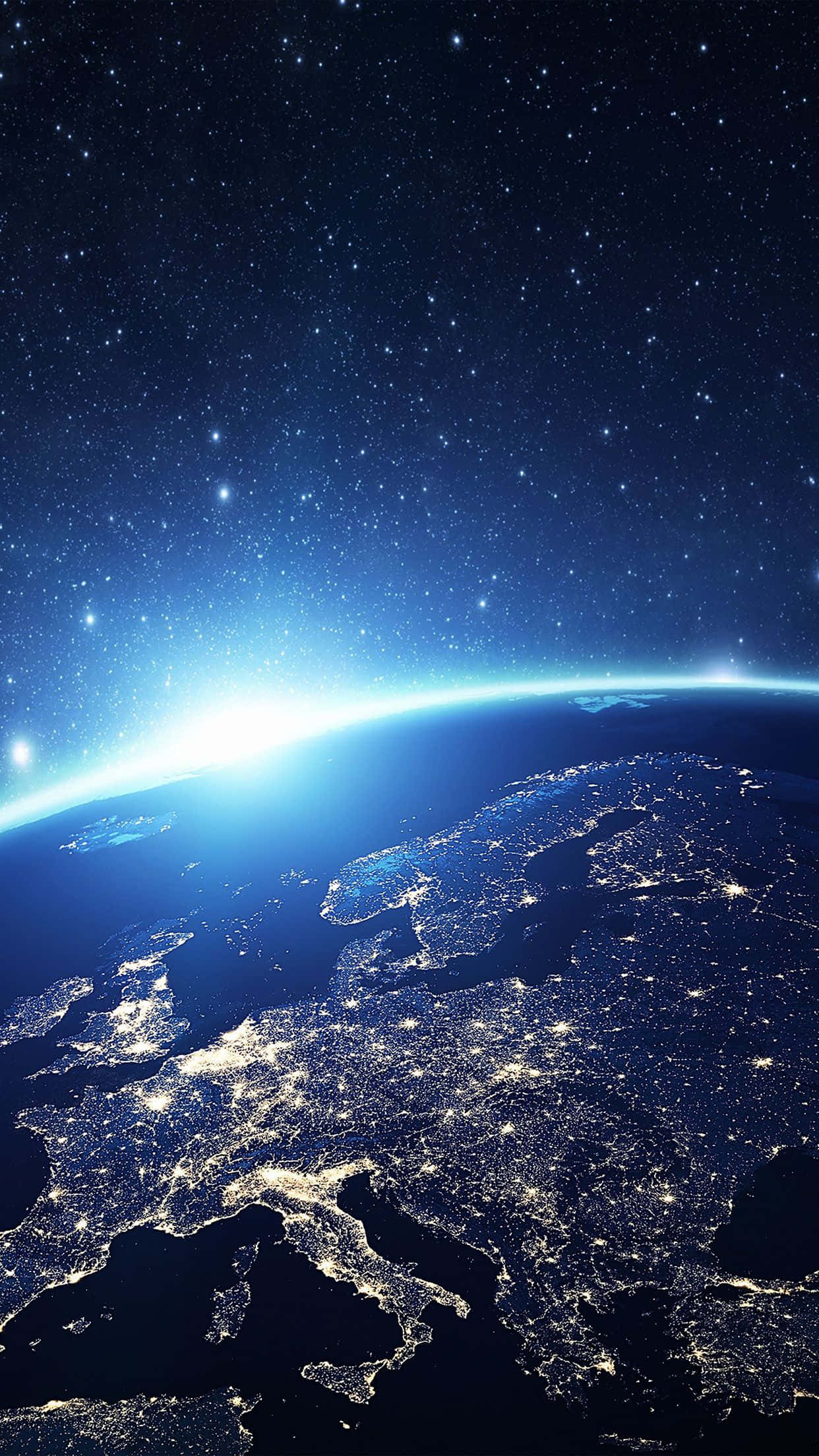 iPhone Earth 桌布 壁紙 — 從太空觀看夜晚的地球，歐洲上空閃爍的城市燈光與星空。