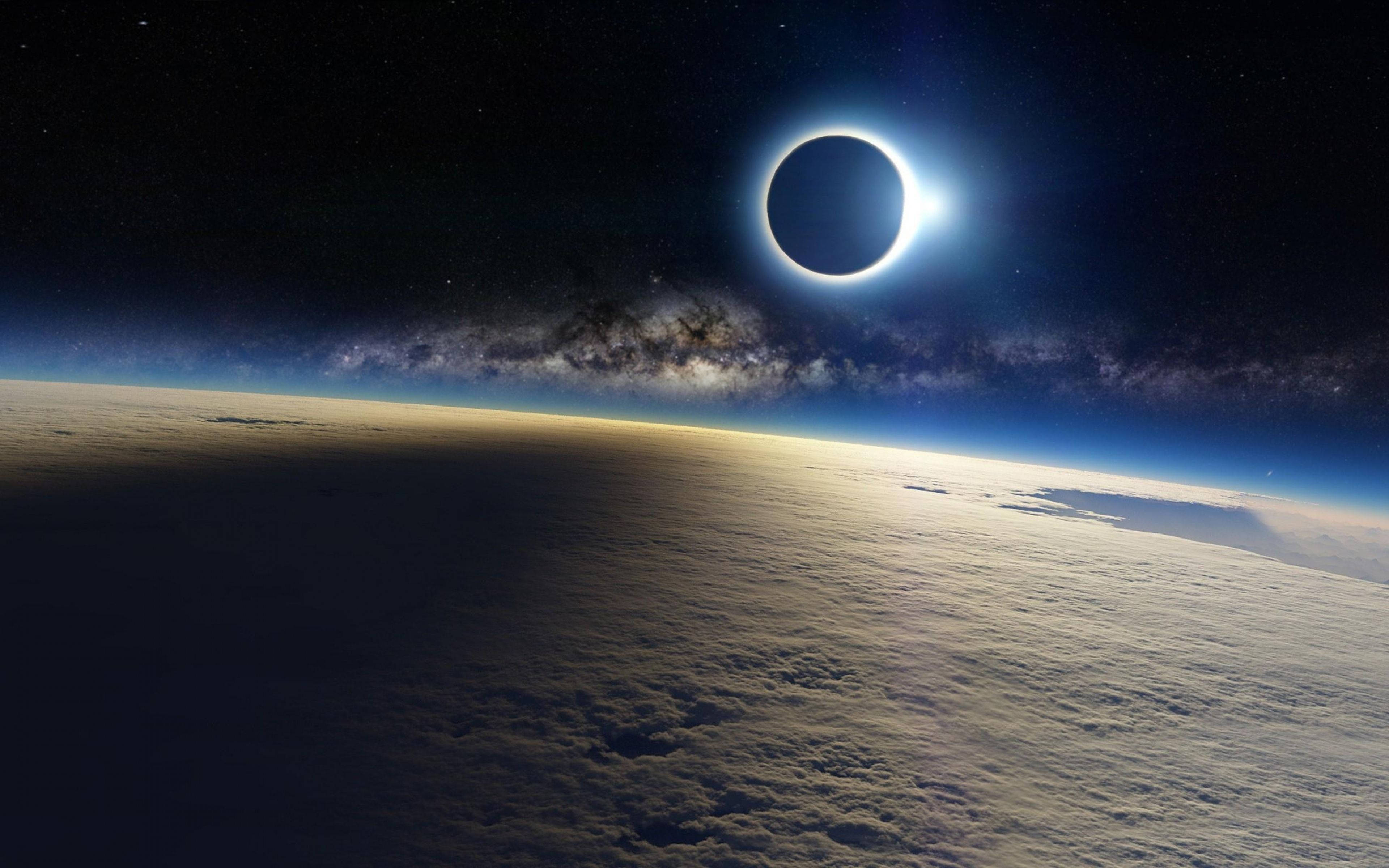 4K 太空 桌布 壁紙 — 從太空觀看的壯觀日食，地球雲層覆蓋的表面在下方，銀河系橫跨星空。