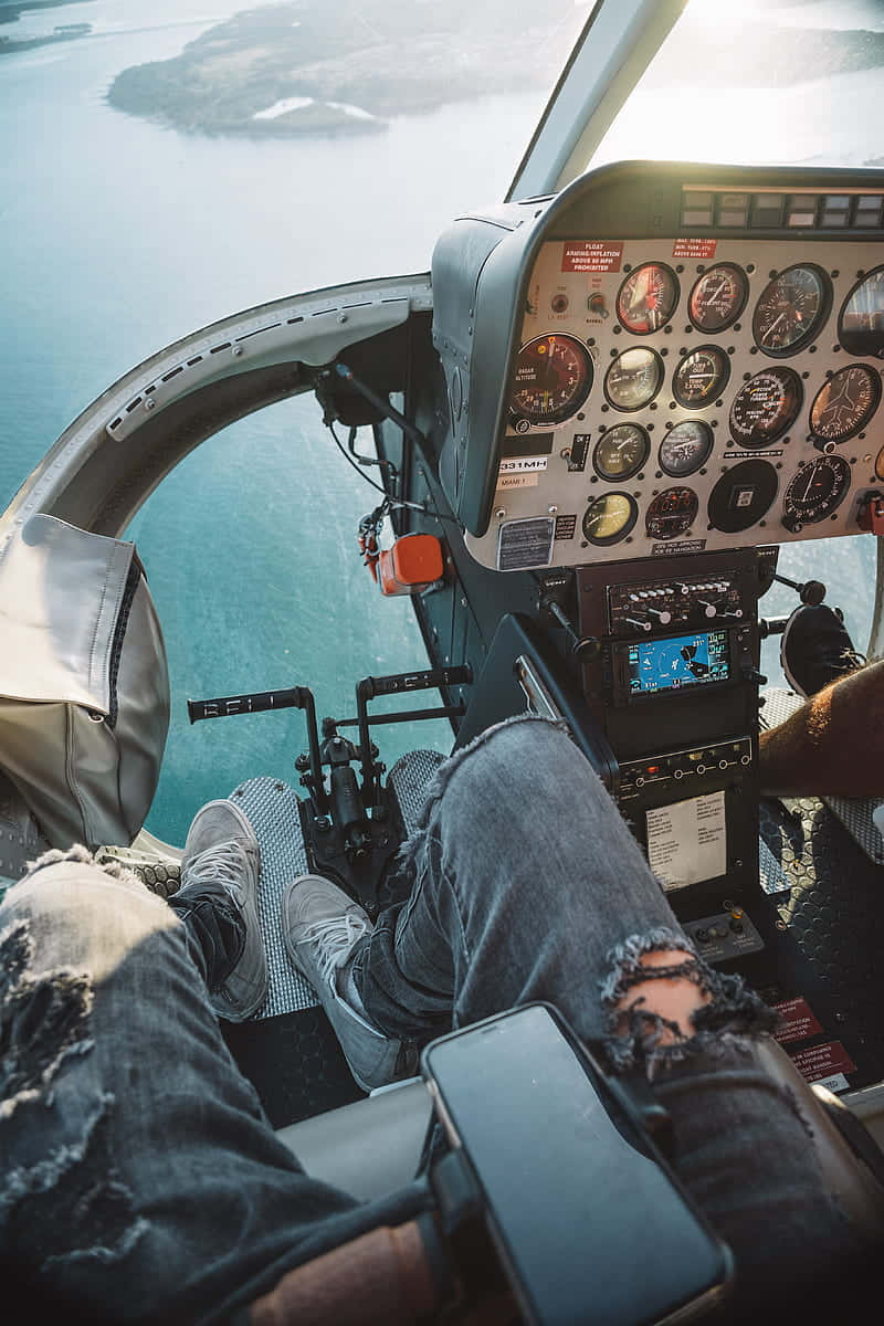 Plane 桌布 壁紙 — 從小型飛機駕駛艙內的第一人稱視角，低飛過碧綠海洋，下方有島嶼。